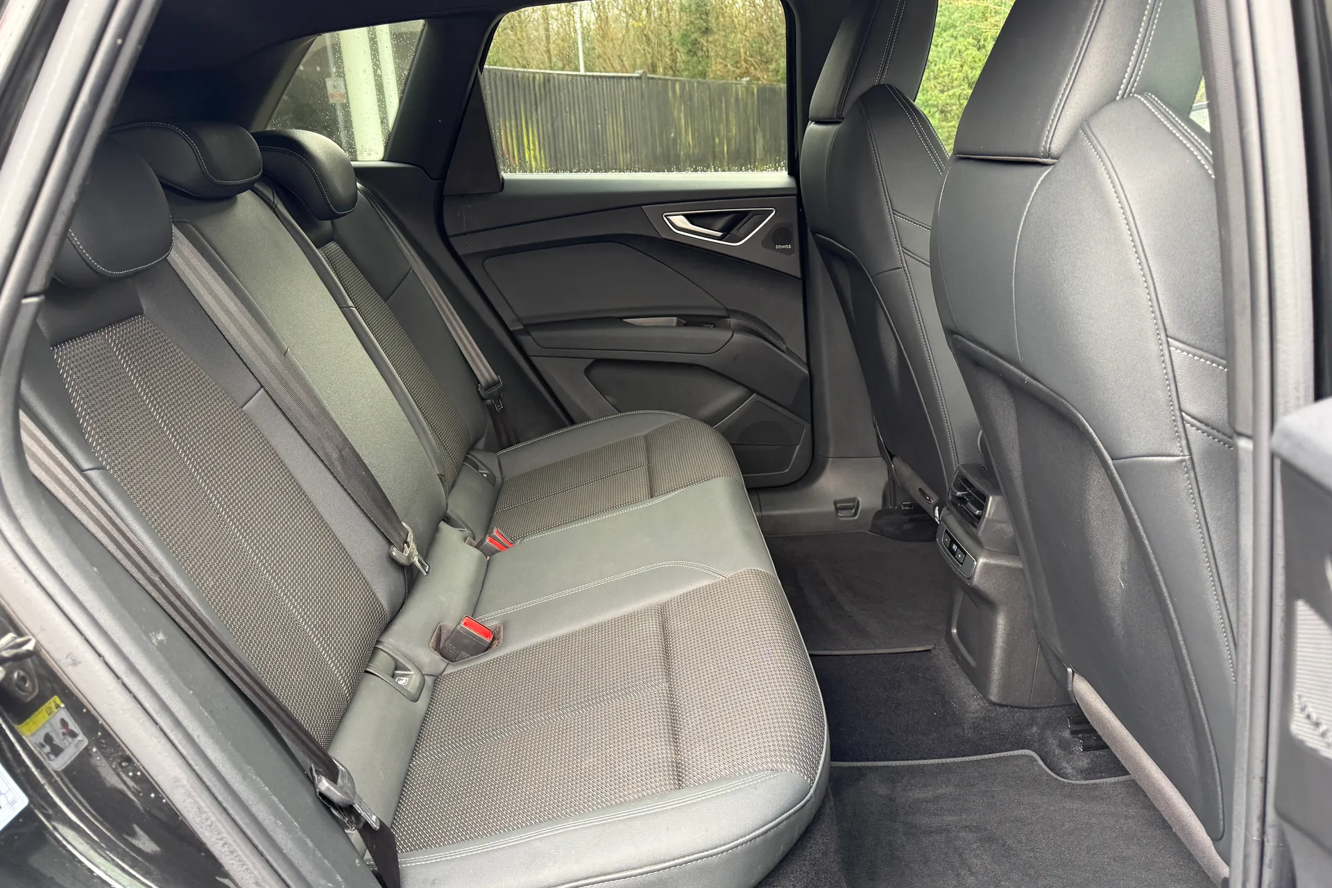 Audi Q4 thumbnail image number 11