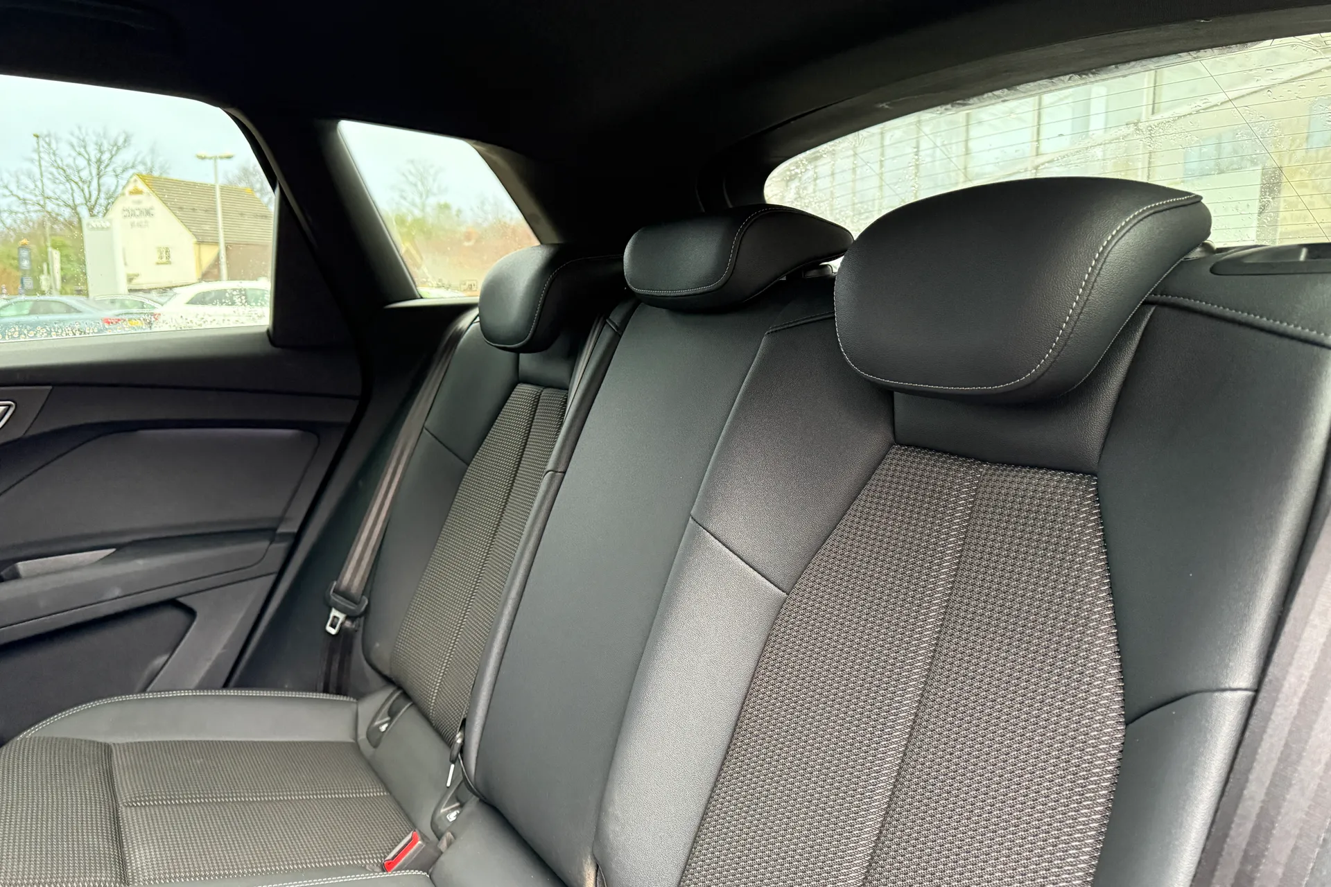 Audi Q4 thumbnail image number 31