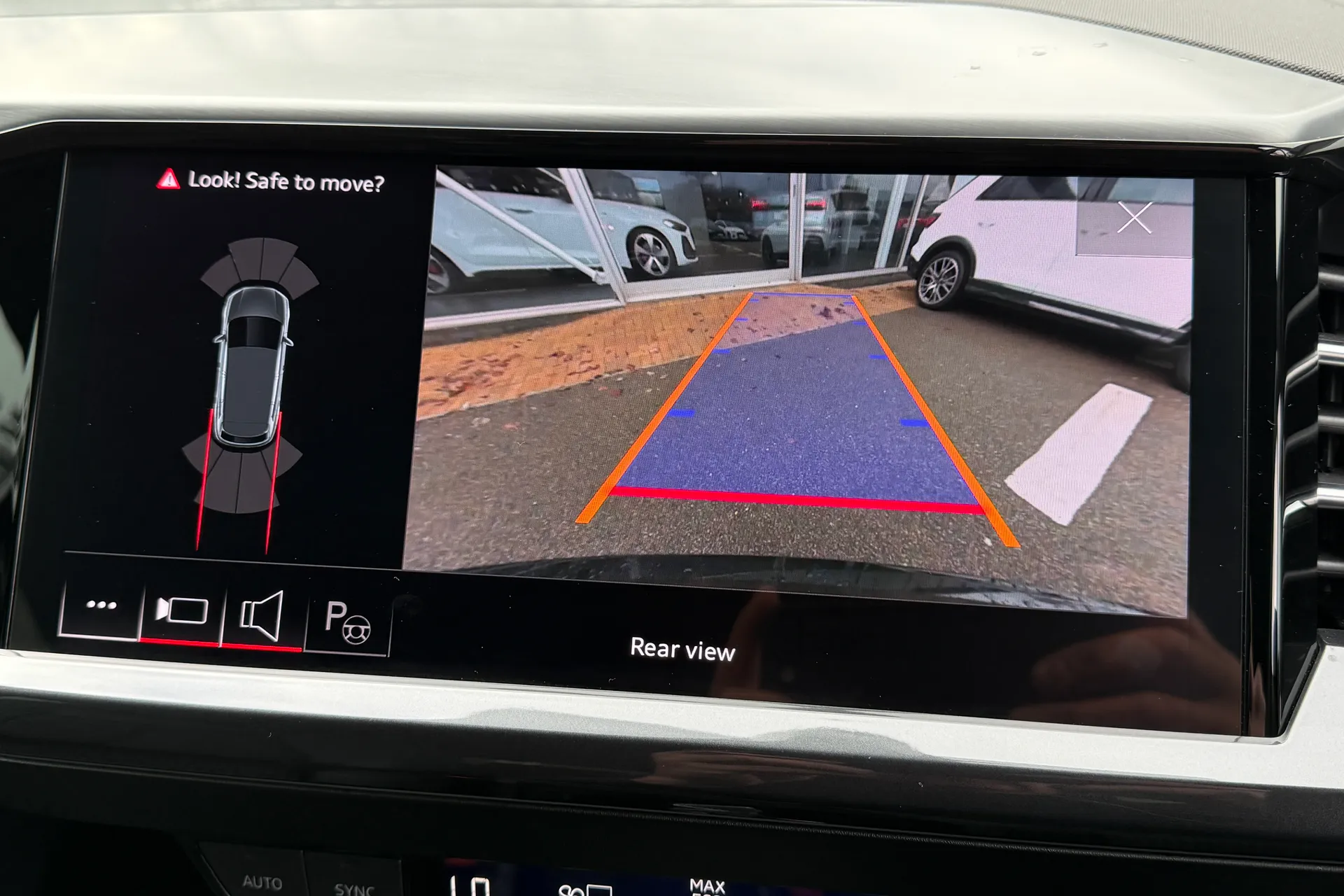 Audi Q4 thumbnail image number 6