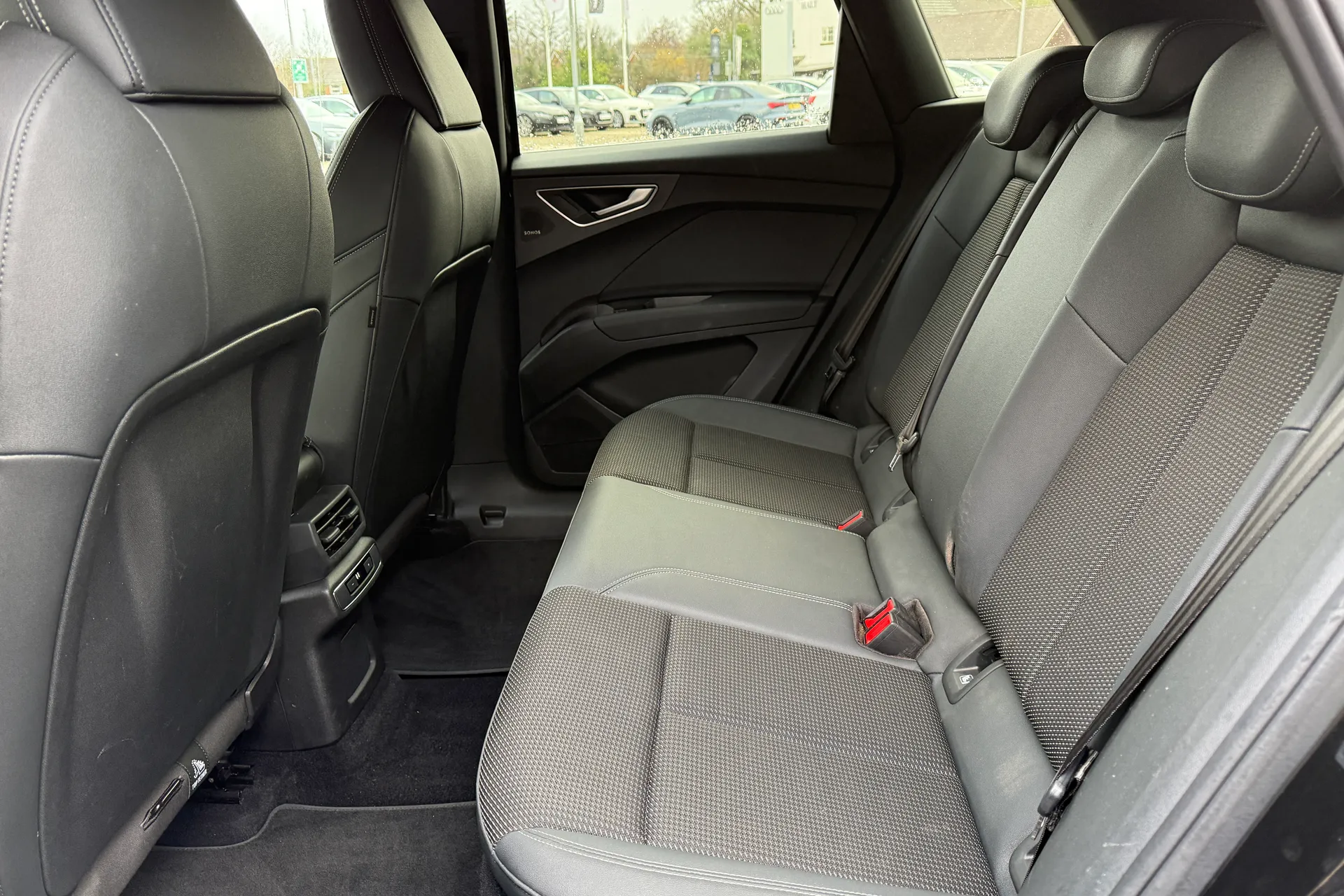 Audi Q4 thumbnail image number 23