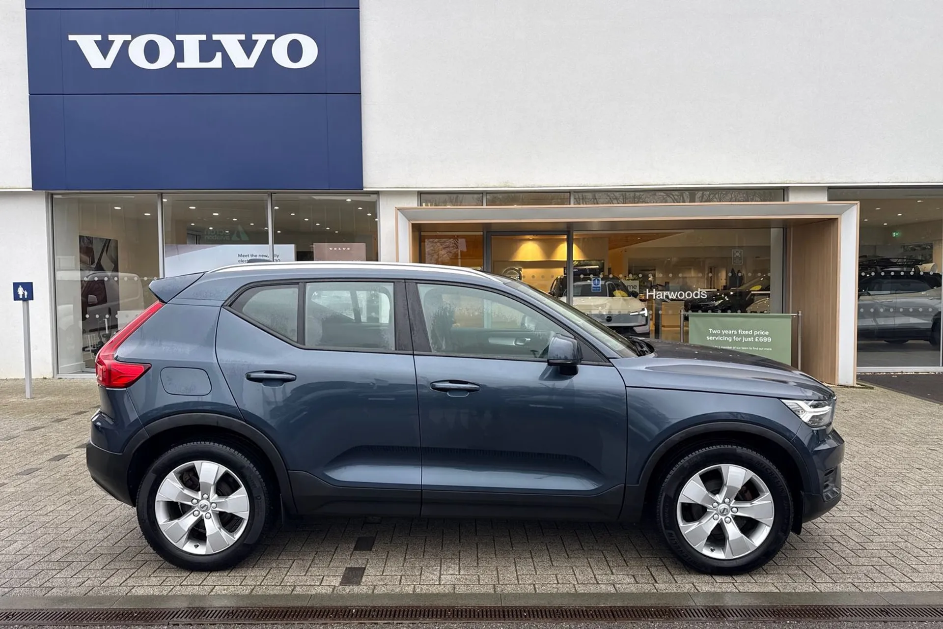 Volvo XC40 thumbnail image number 2