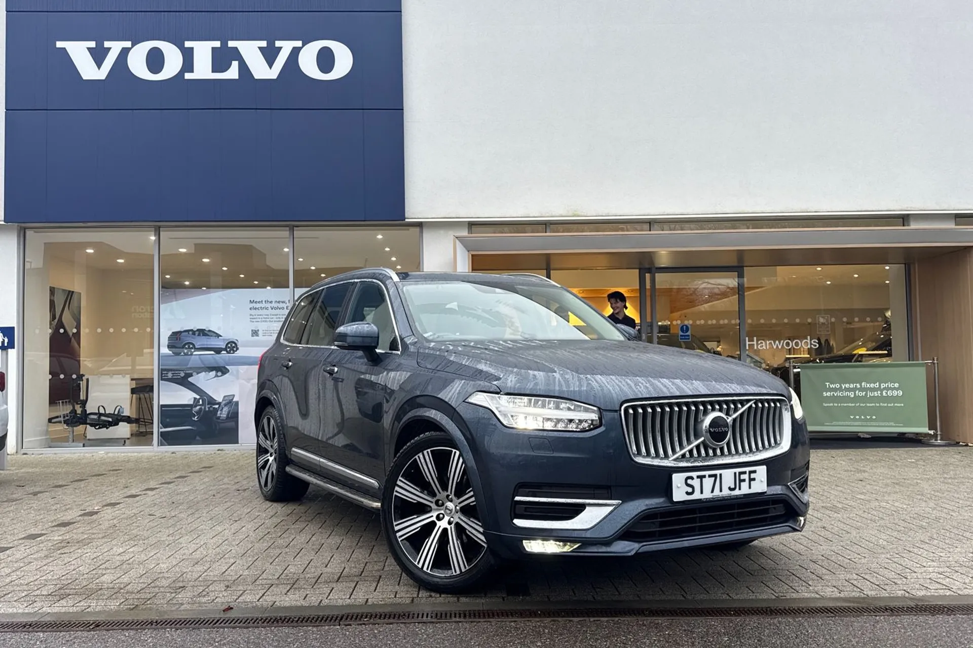 Volvo XC90 focused image
