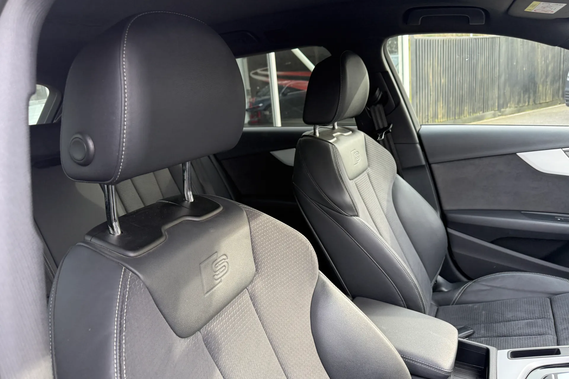 Audi A4 thumbnail image number 25