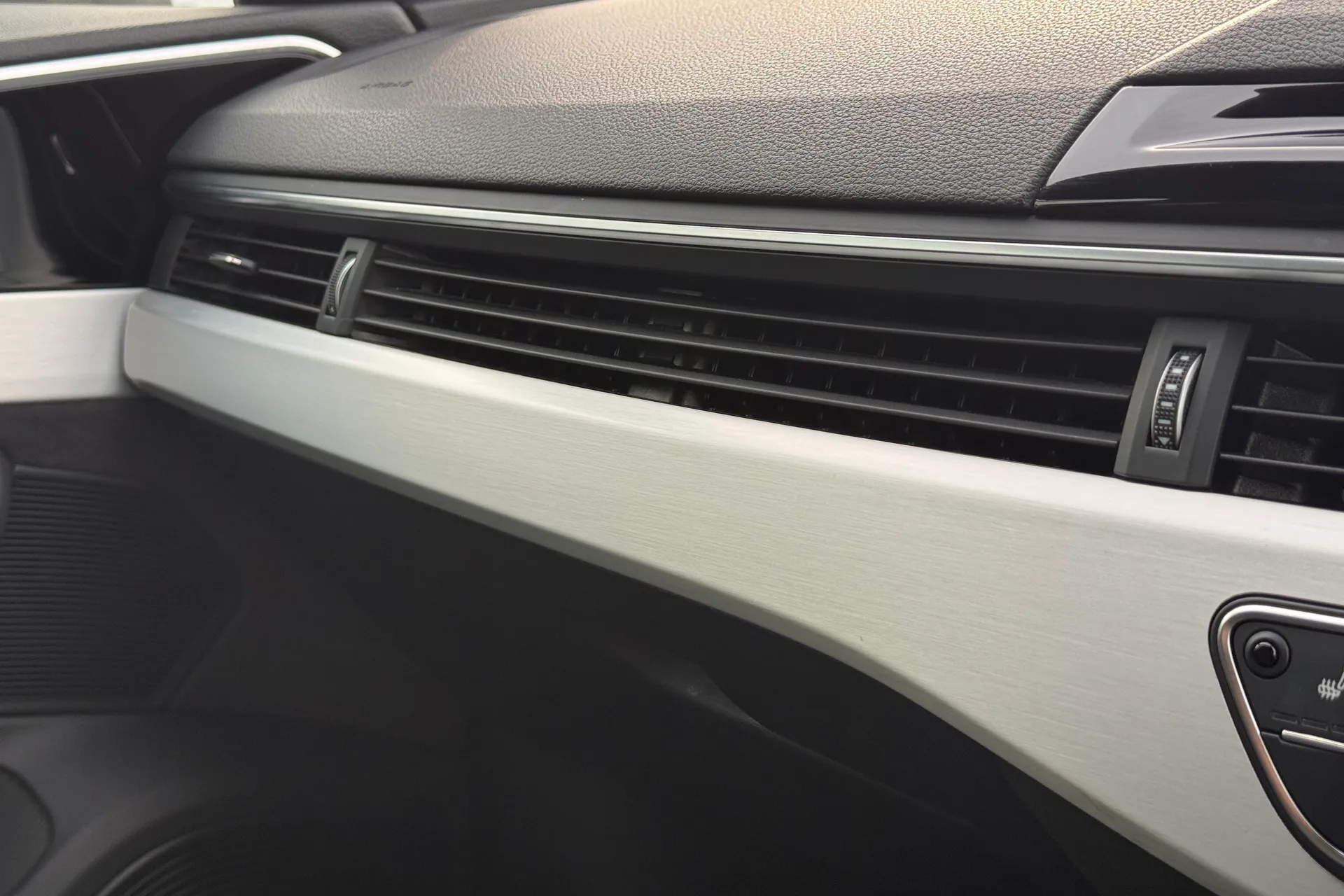 Audi A4 thumbnail image number 19