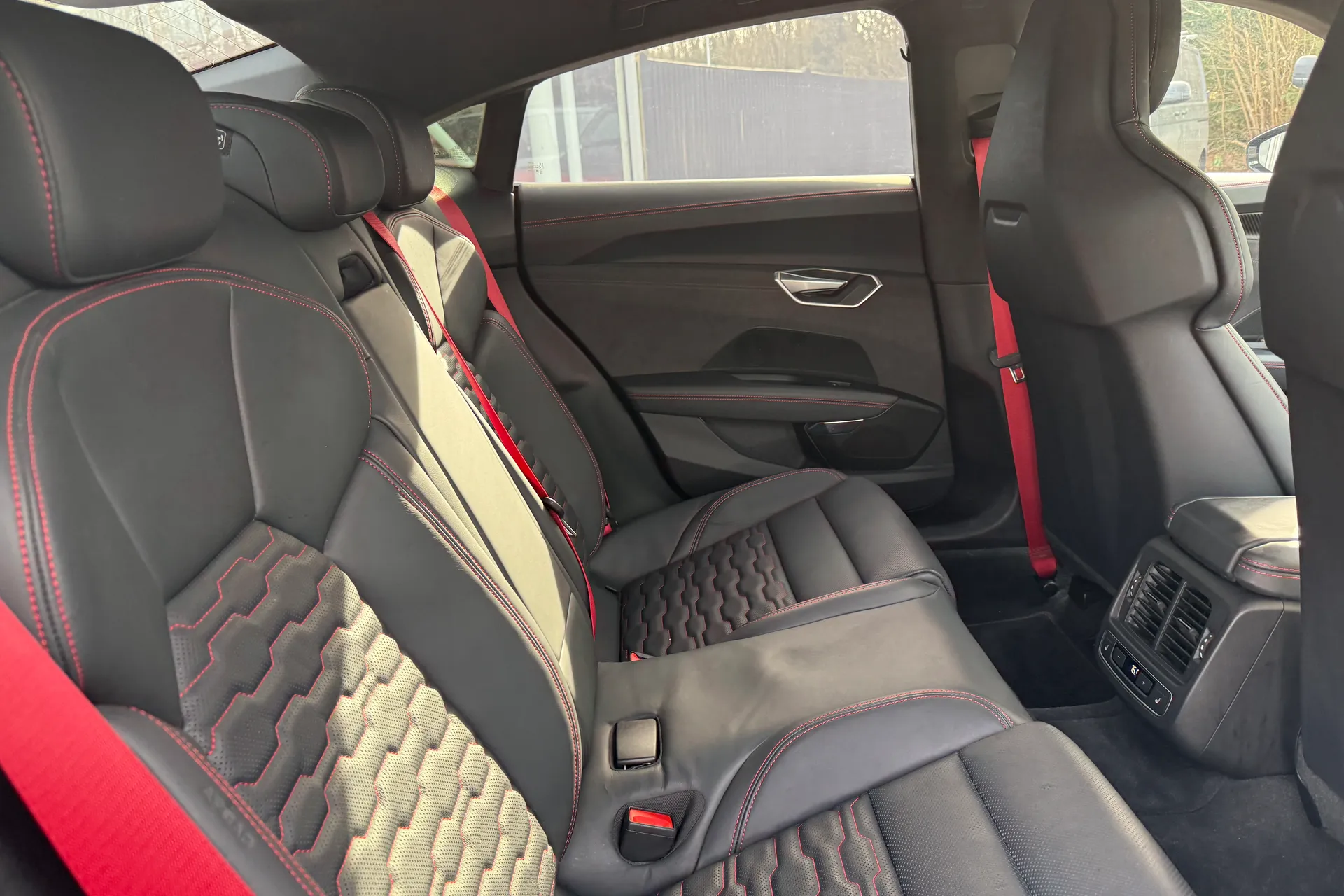 Audi RS e-tron GT thumbnail image number 32