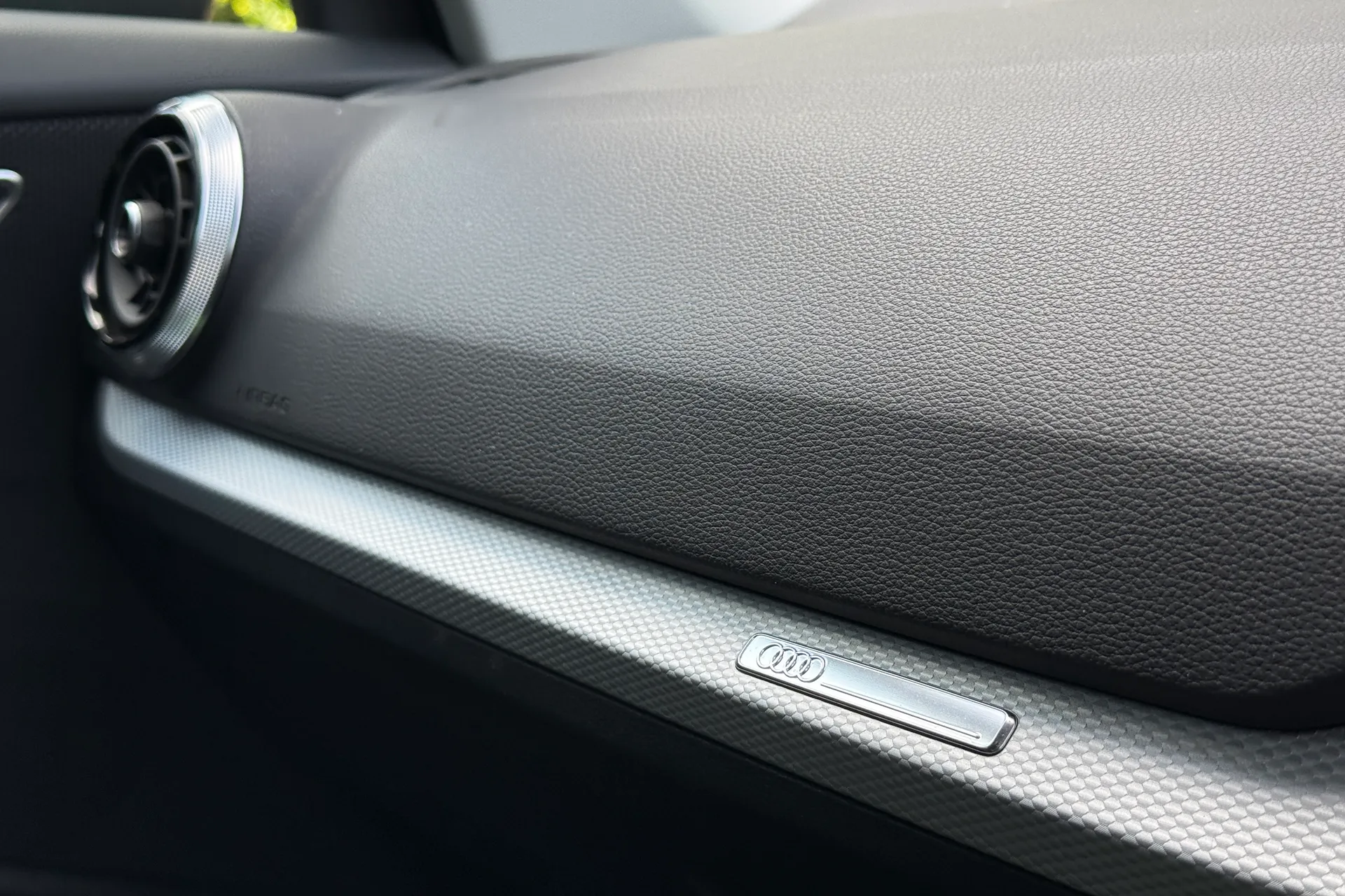 Audi Q2 thumbnail image number 17