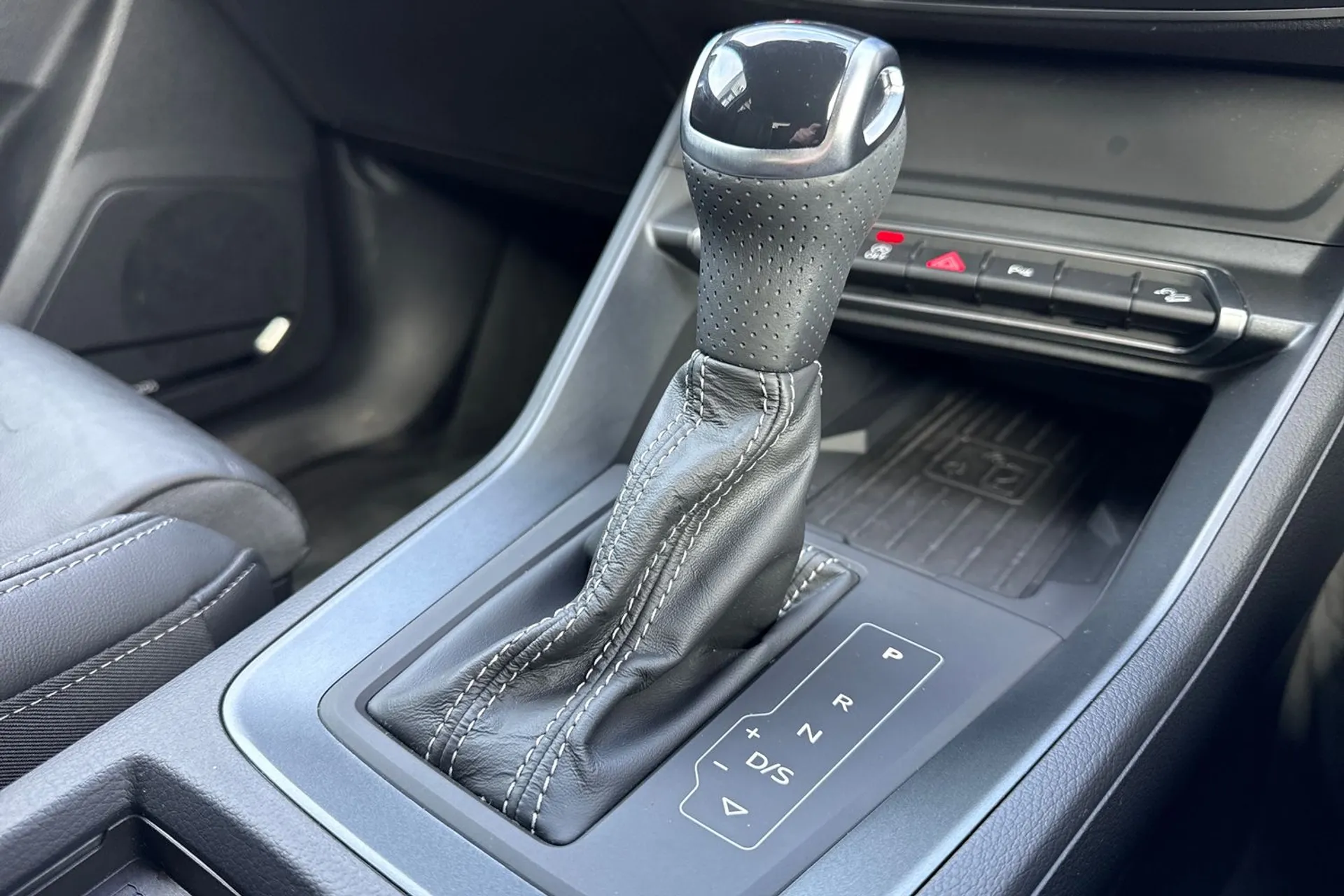 Audi Q3 thumbnail image number 15