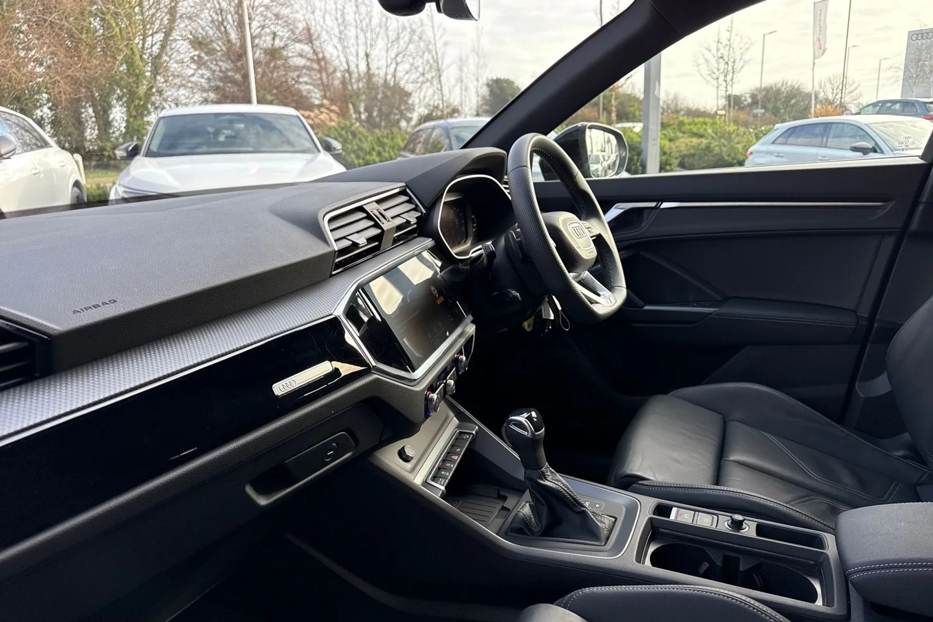 Audi Q3 thumbnail image number 16