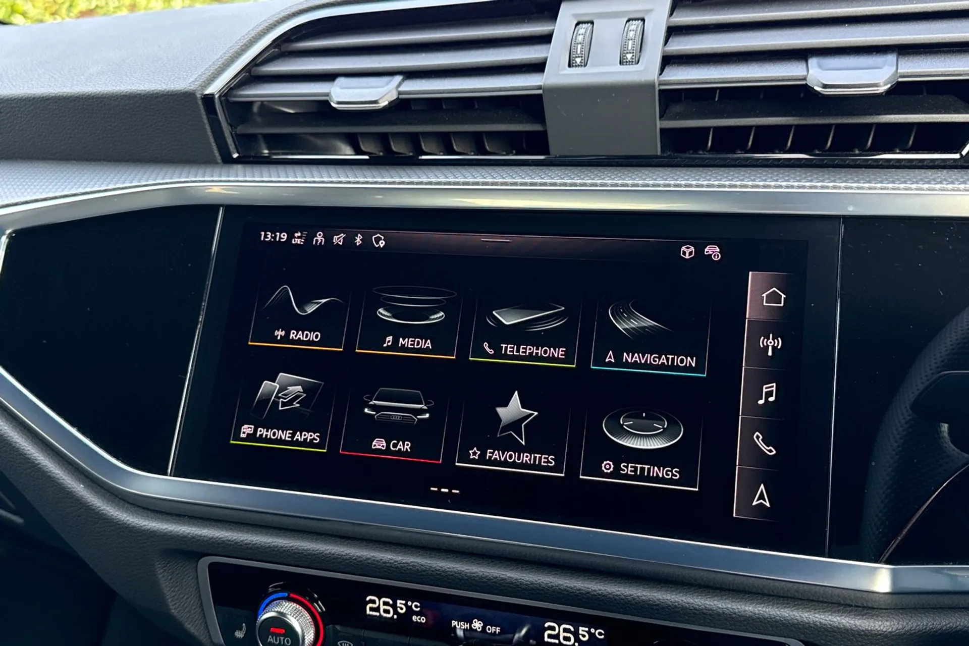 Audi Q3 thumbnail image number 25