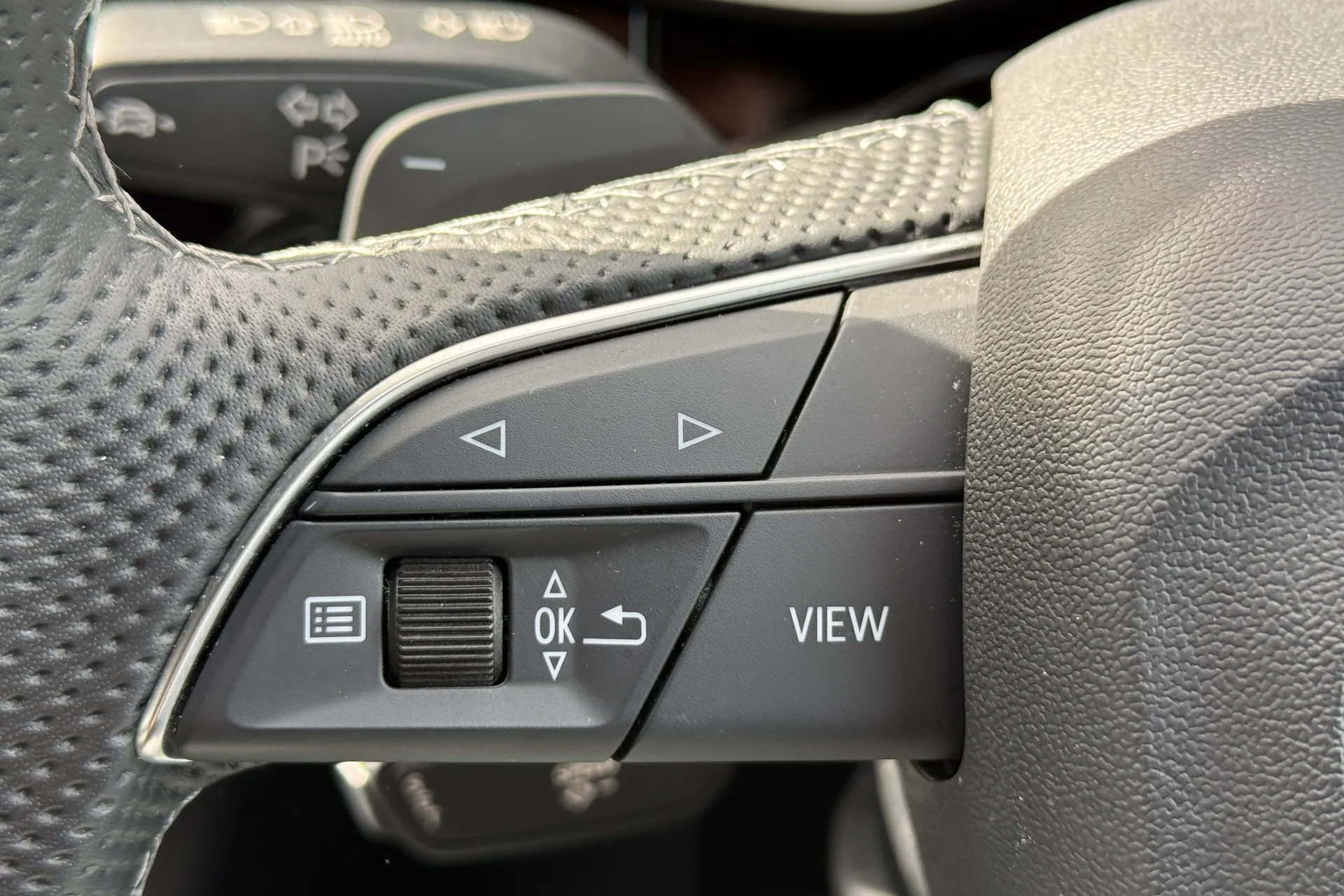 Audi Q3 thumbnail image number 16