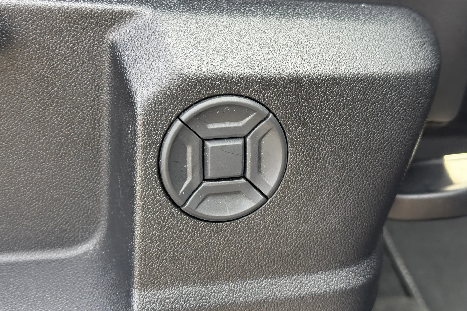 Audi Q3 thumbnail image number 28