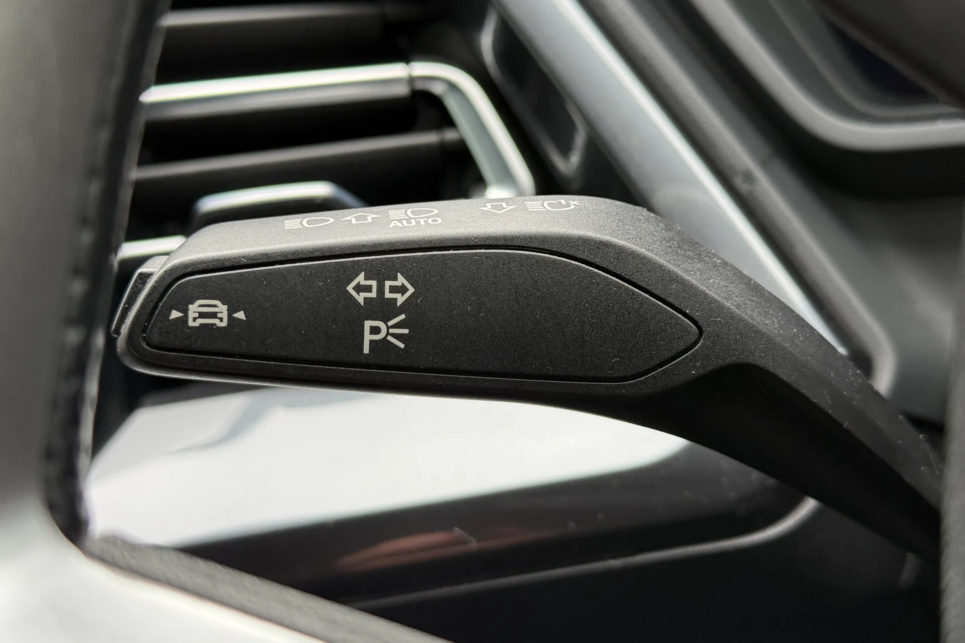 Audi Q4 thumbnail image number 15