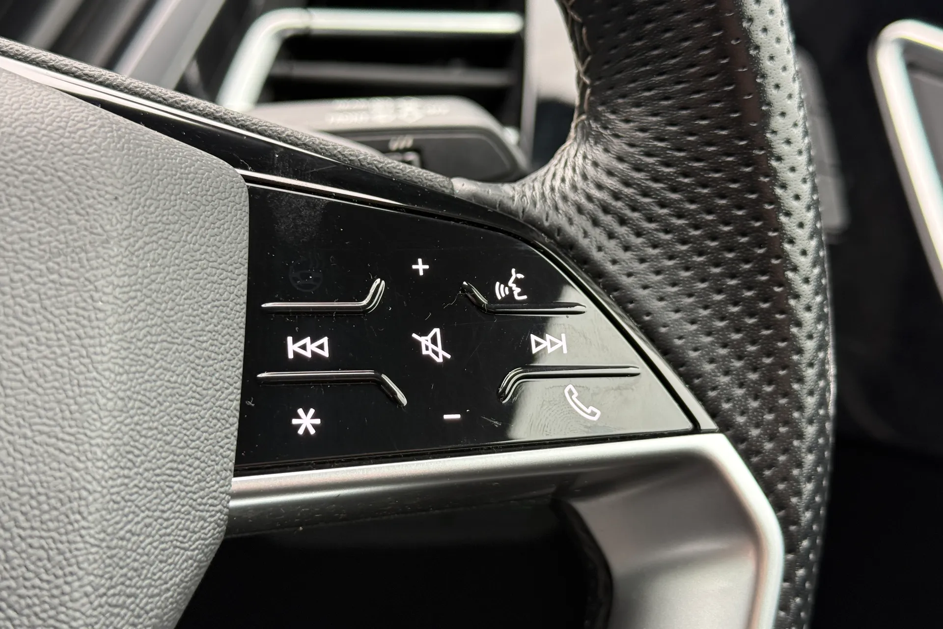 Audi Q4 thumbnail image number 21