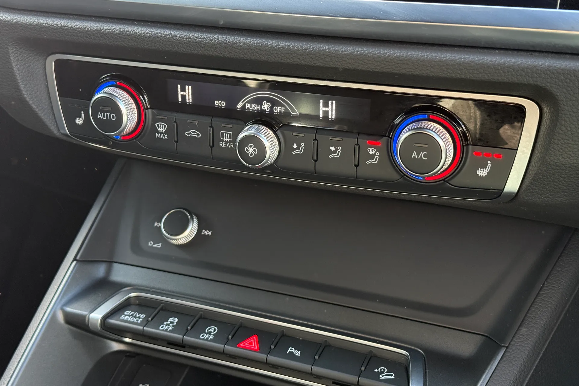 Audi Q3 thumbnail image number 11