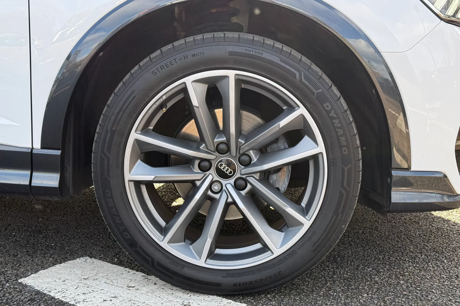 Audi Q3 thumbnail image number 32