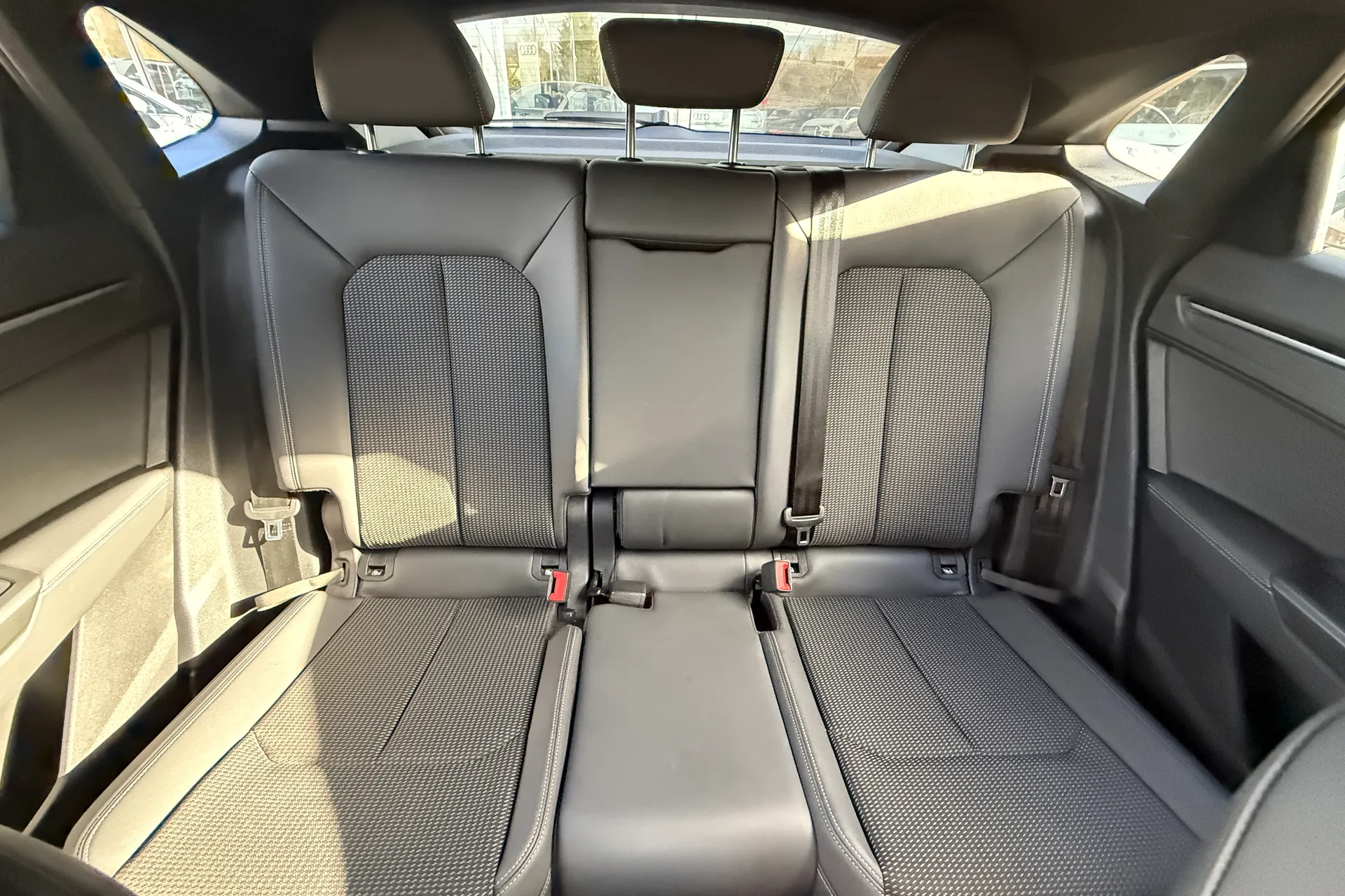 Audi Q3 thumbnail image number 16