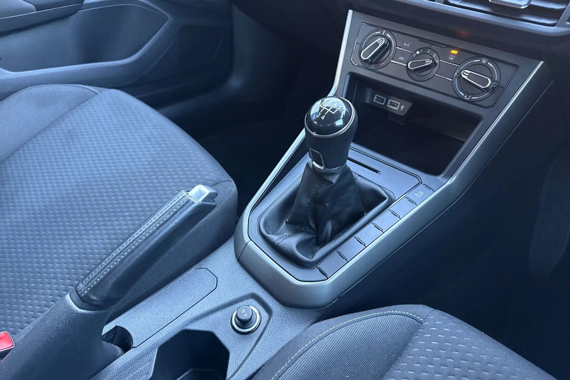 VOLKSWAGEN POLO thumbnail image number 40