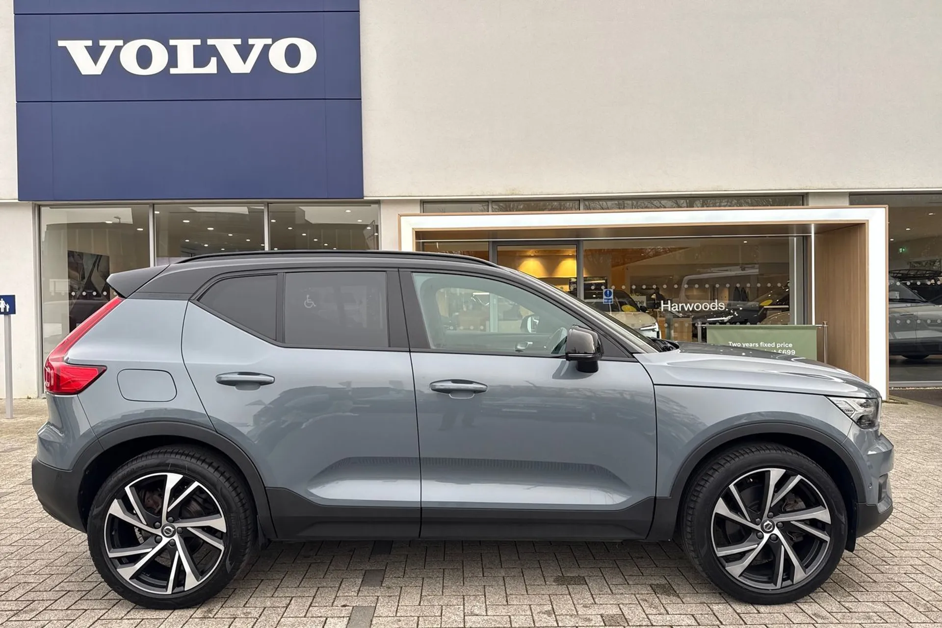 Volvo XC40 thumbnail image number 2
