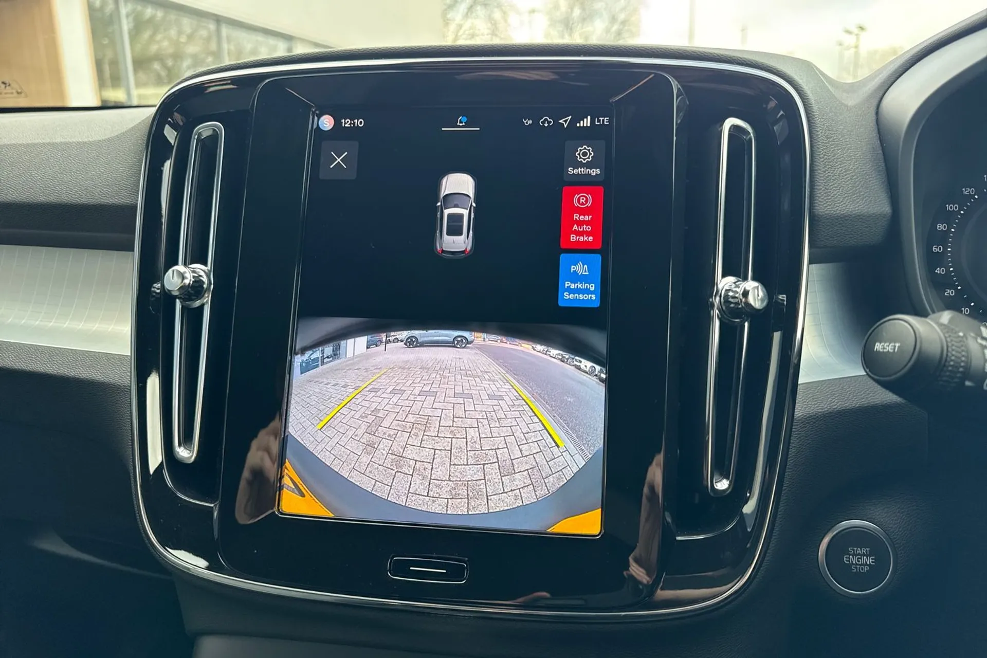 Volvo XC40 thumbnail image number 4