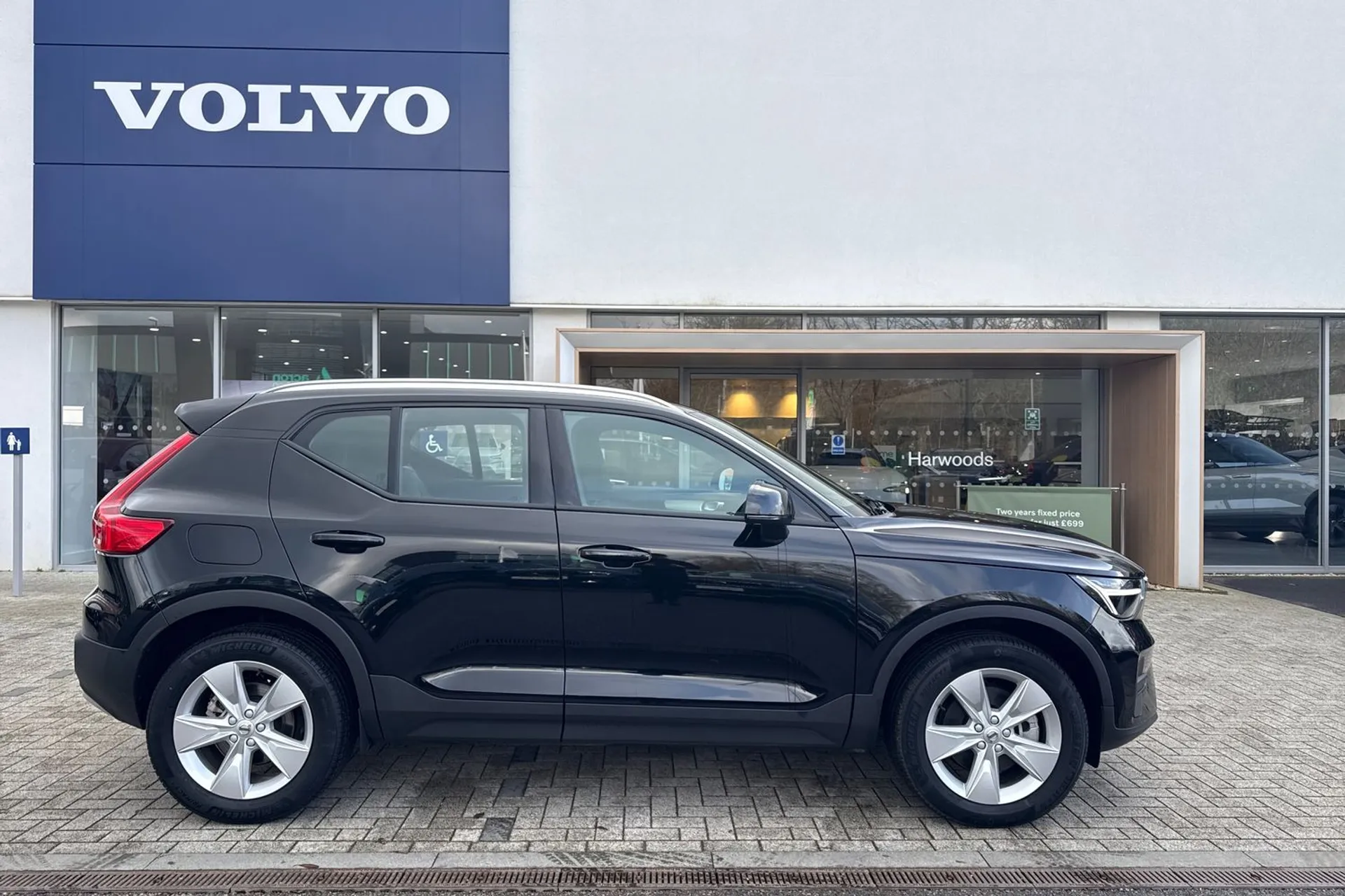Volvo XC40 thumbnail image number 2