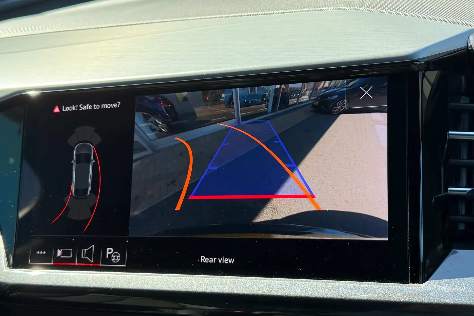 Audi Q4 thumbnail image number 4