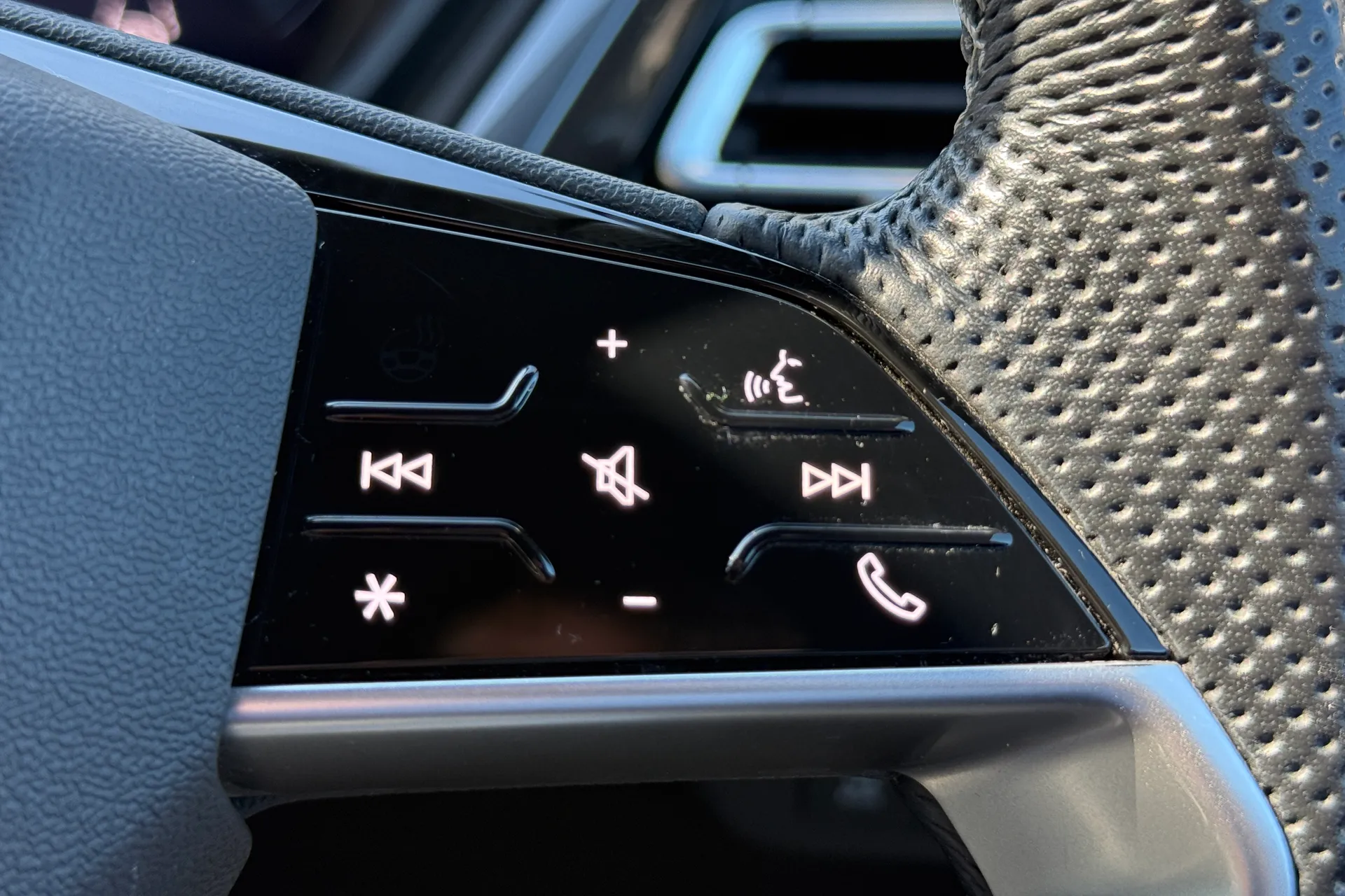 Audi Q4 thumbnail image number 16