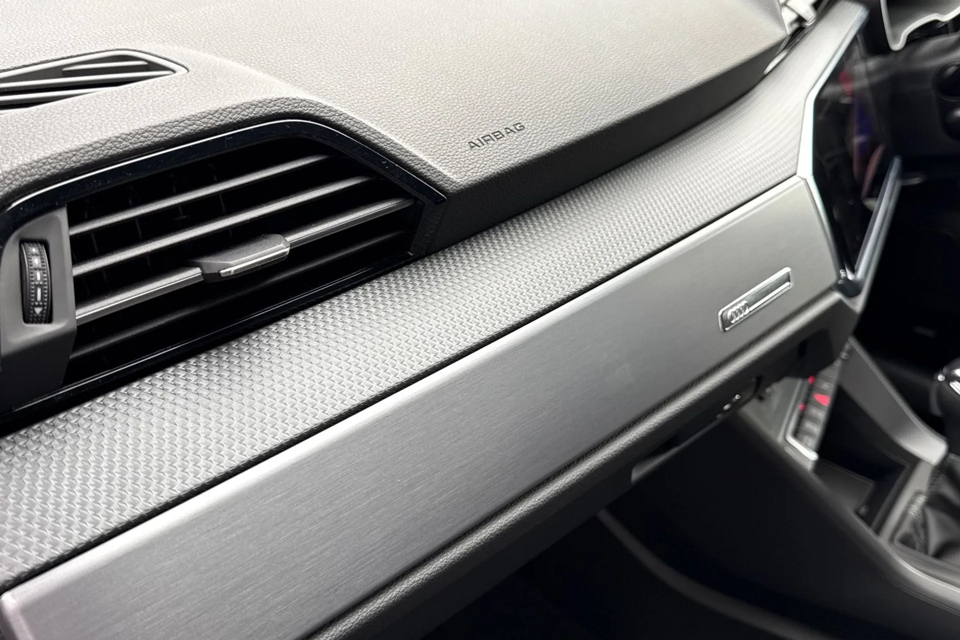 Audi Q3 thumbnail image number 30