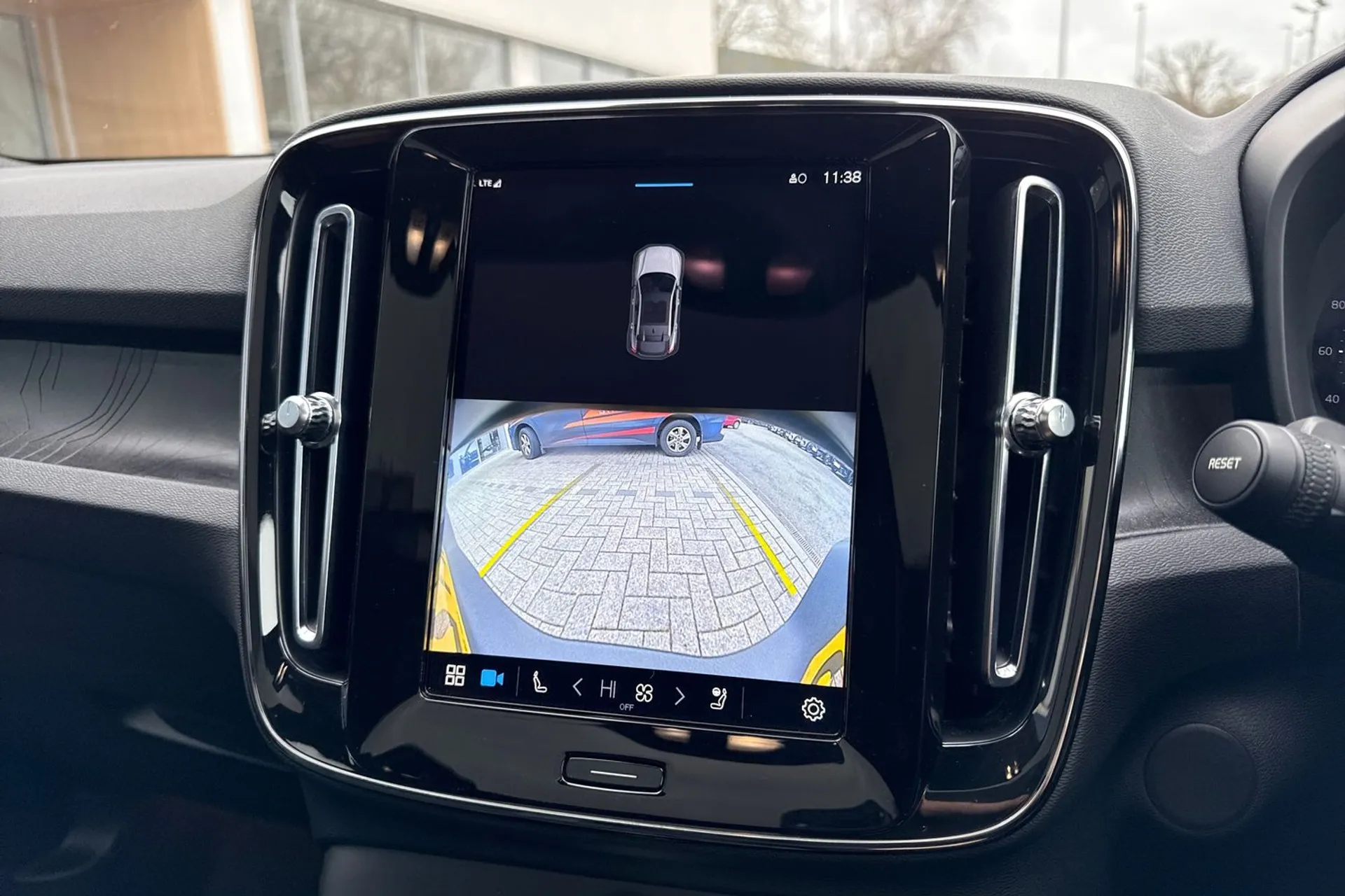 Volvo C40 thumbnail image number 38