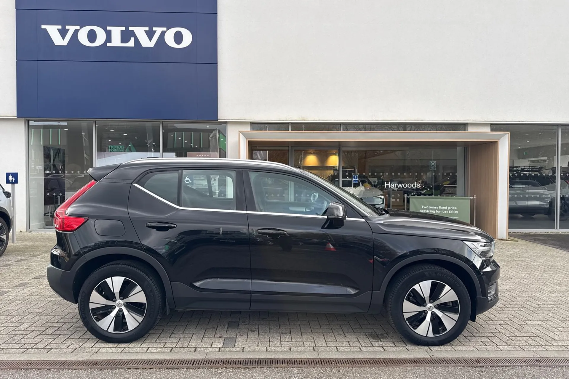 Volvo XC40 thumbnail image number 2