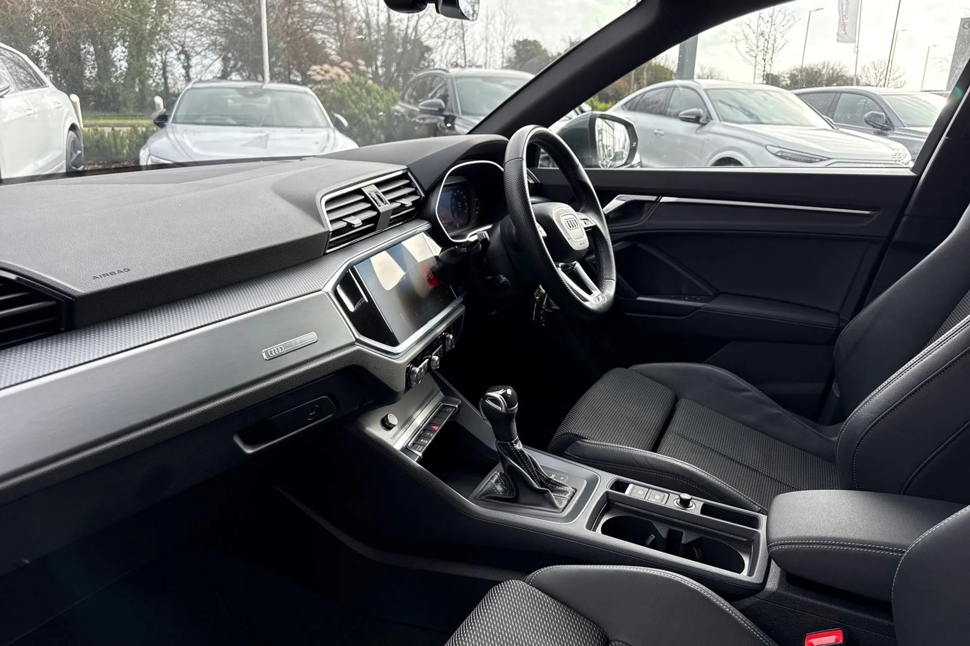 Audi Q3 thumbnail image number 12