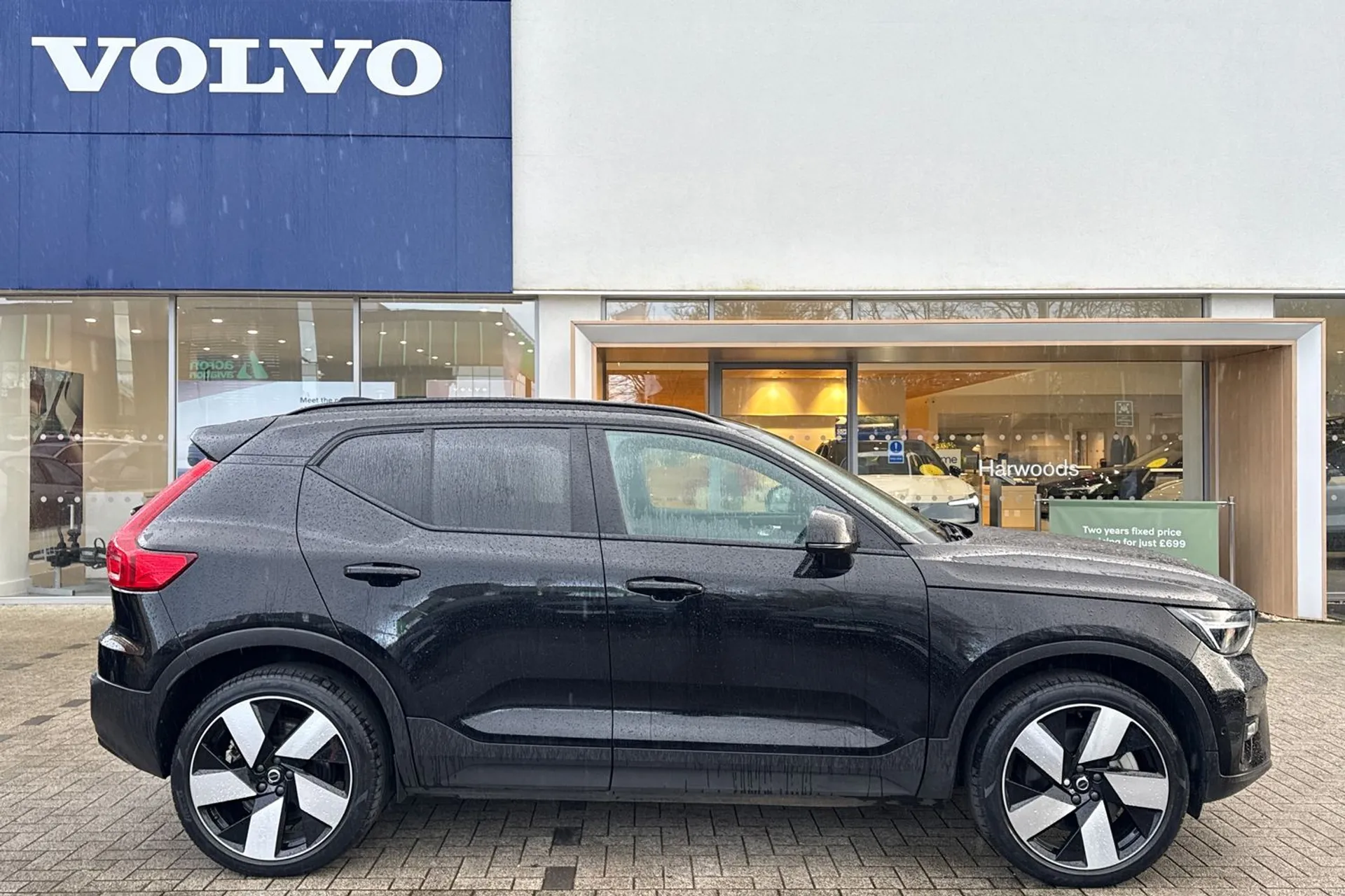 Volvo XC40 thumbnail image number 2