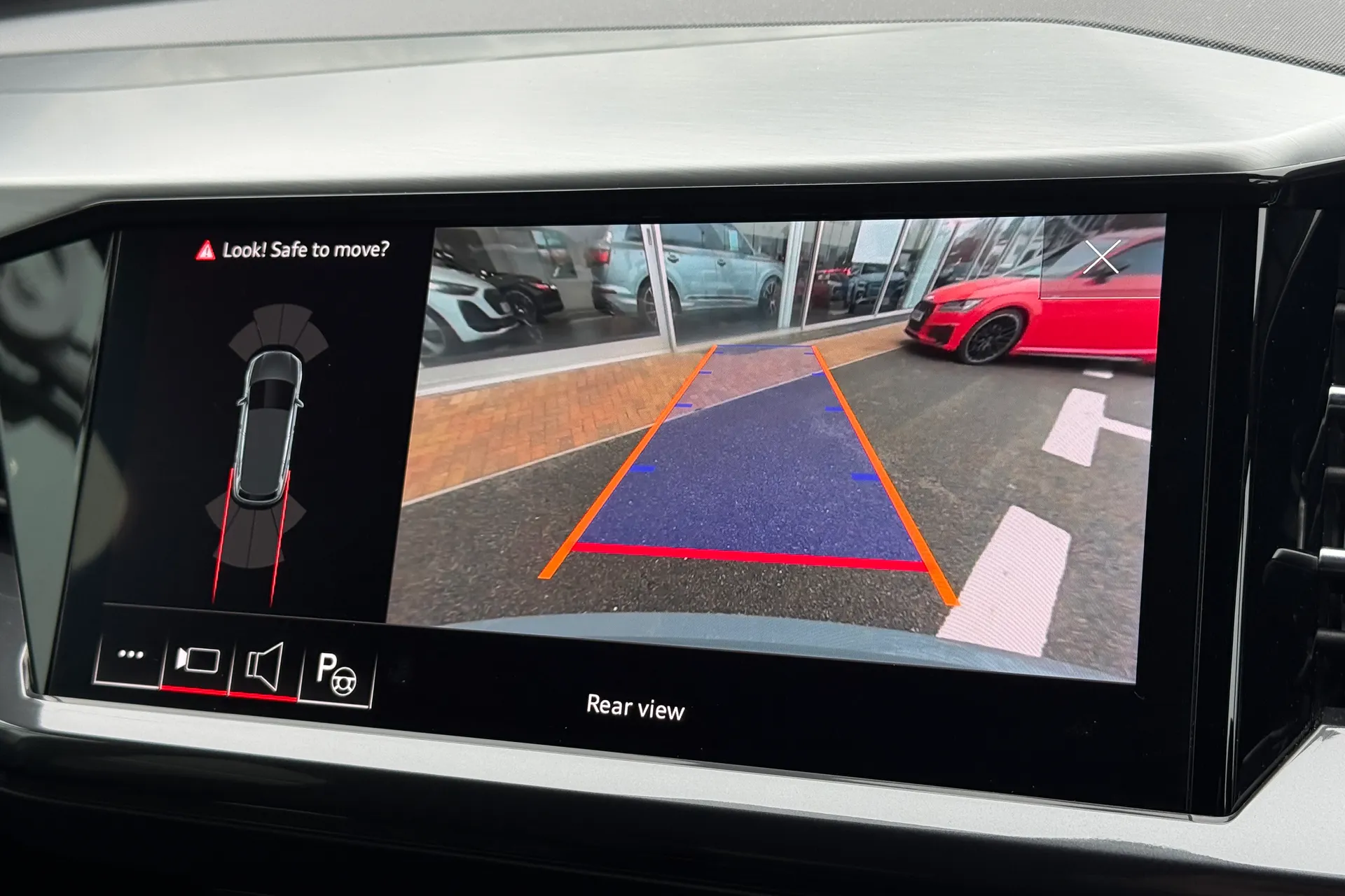 Audi Q4 thumbnail image number 4