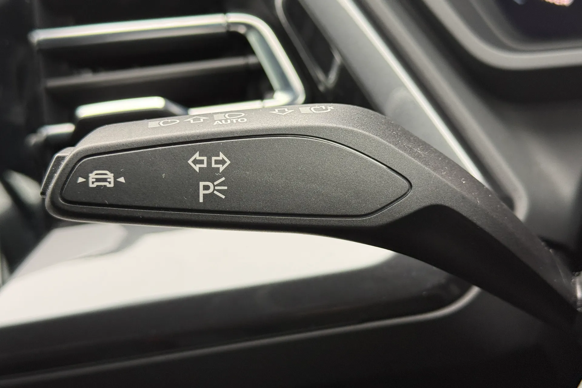 Audi Q4 thumbnail image number 11