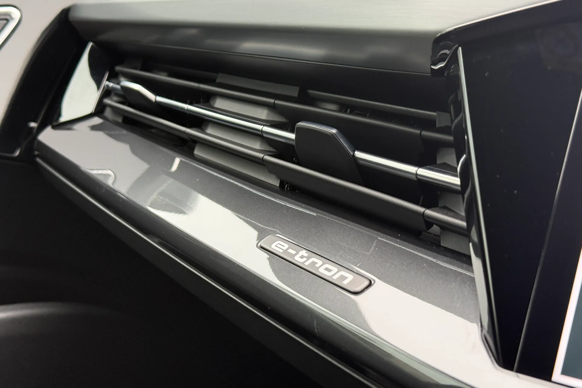 Audi Q4 thumbnail image number 17