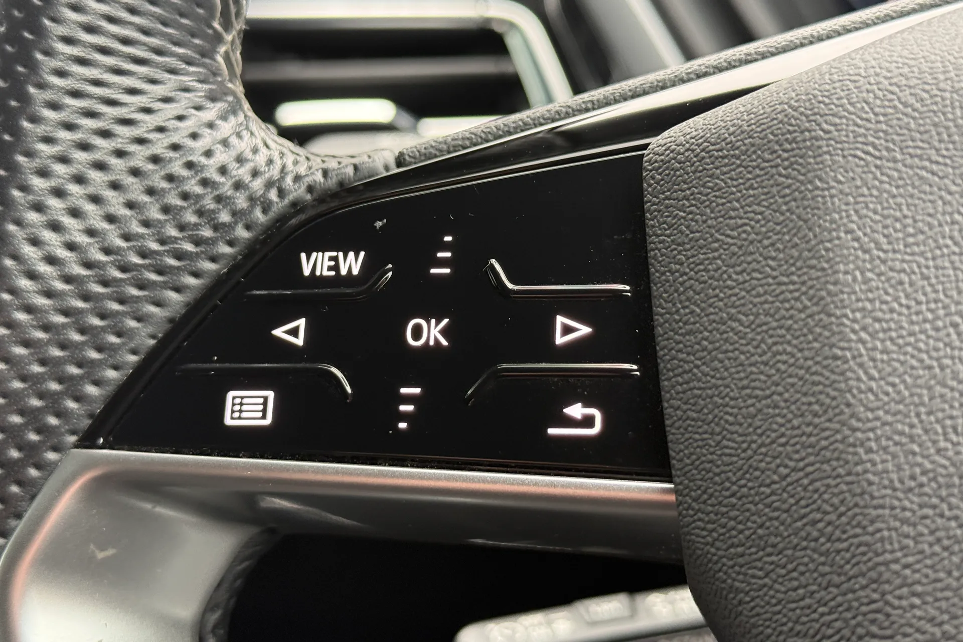 Audi Q4 thumbnail image number 14