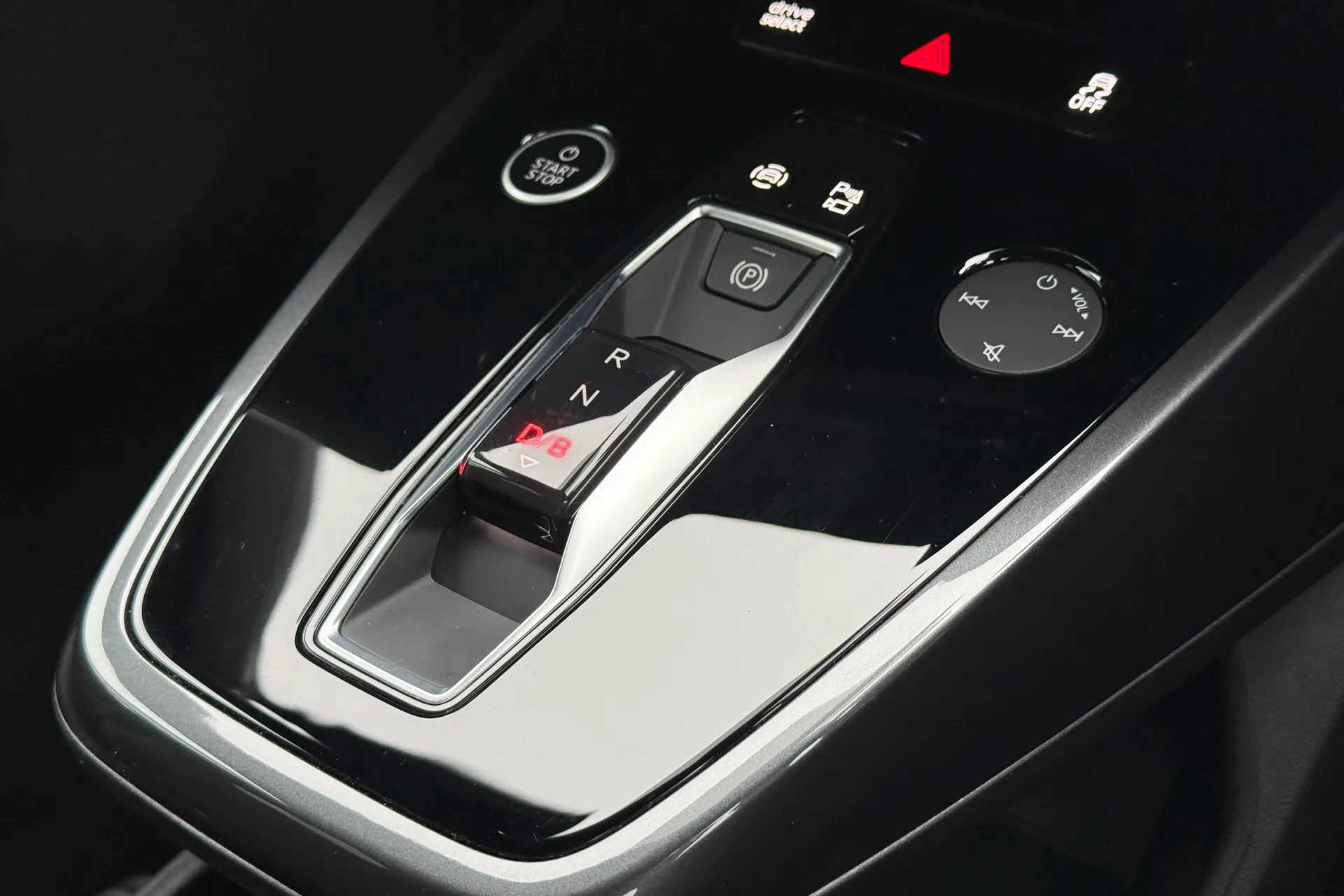 Audi Q4 thumbnail image number 16