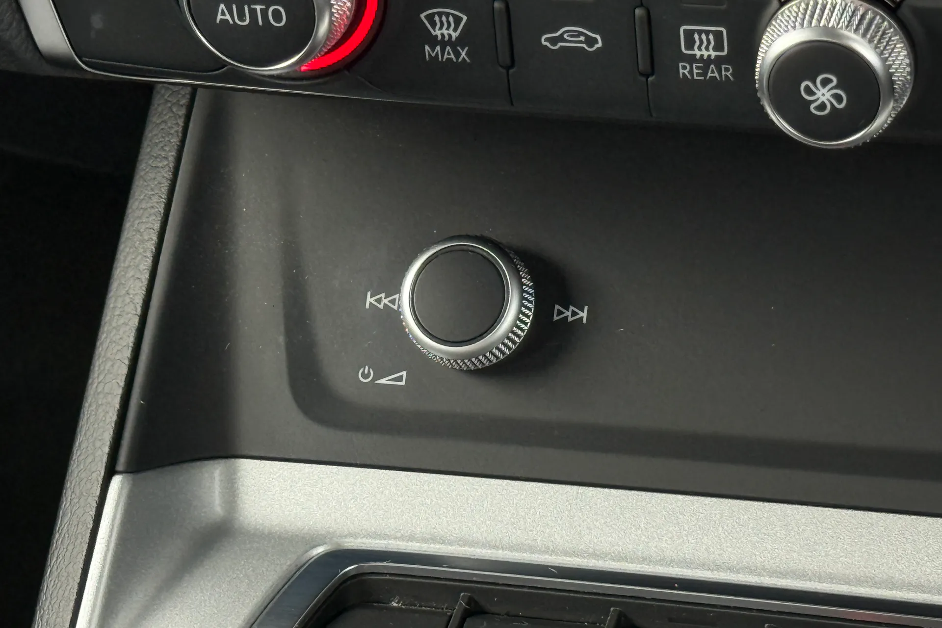 Audi Q3 thumbnail image number 23