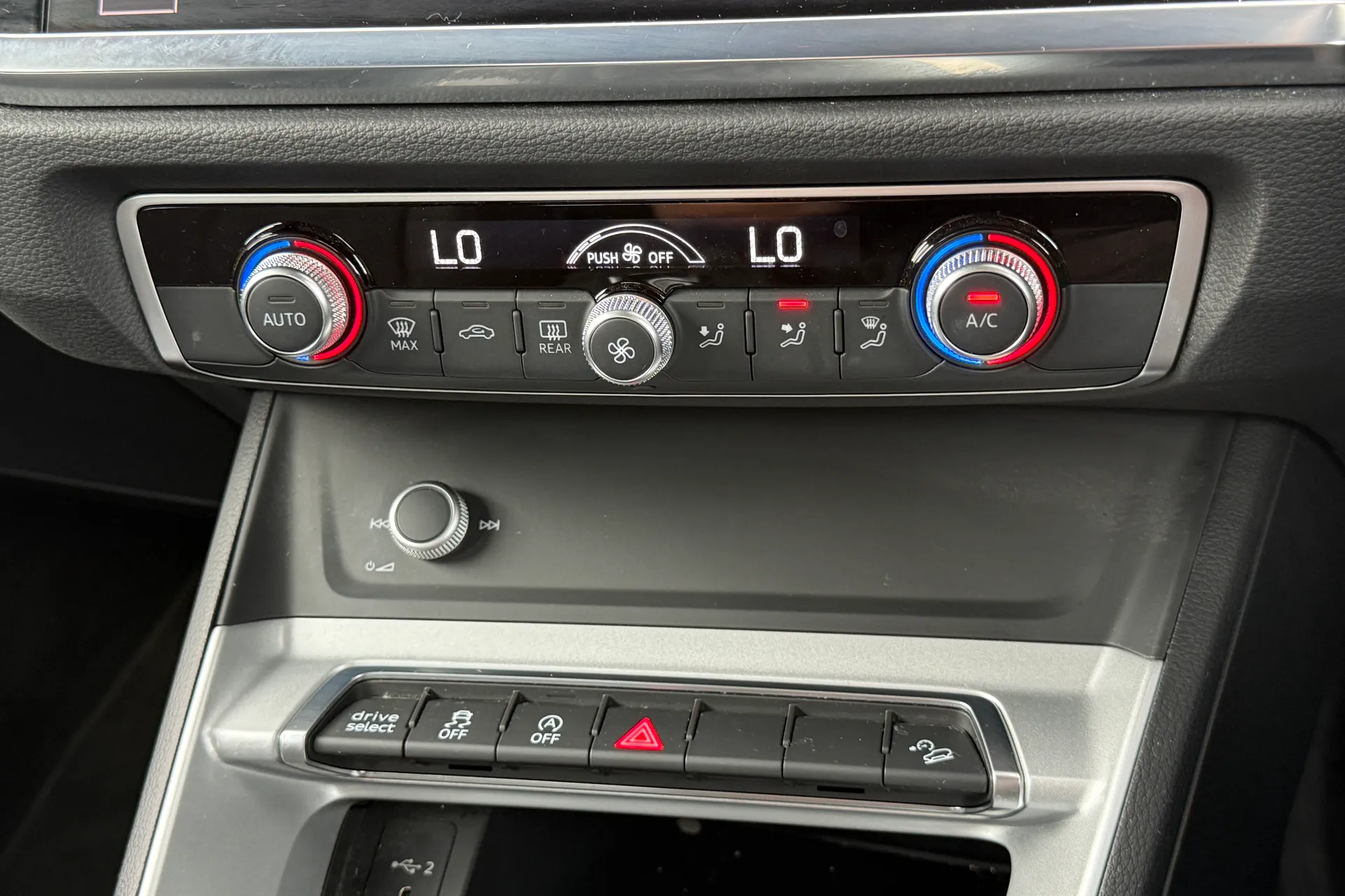 Audi Q3 thumbnail image number 21