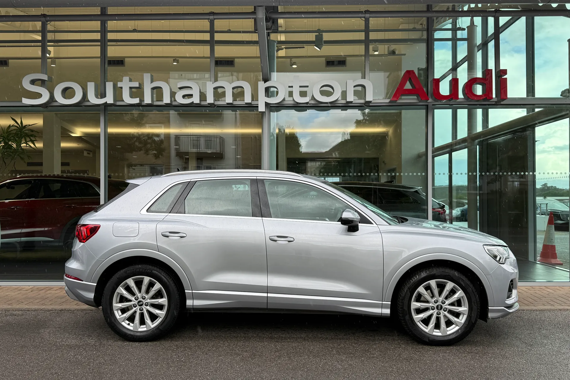 Audi Q3 thumbnail image number 2
