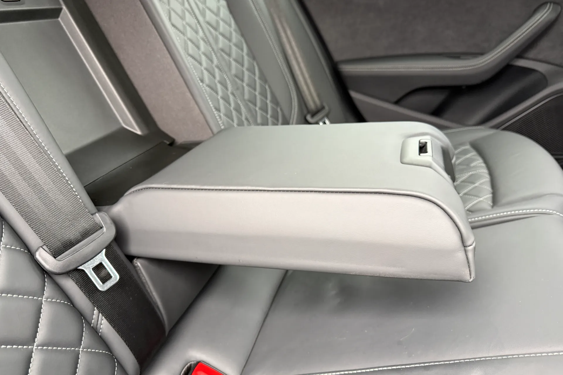 Audi A4 thumbnail image number 46