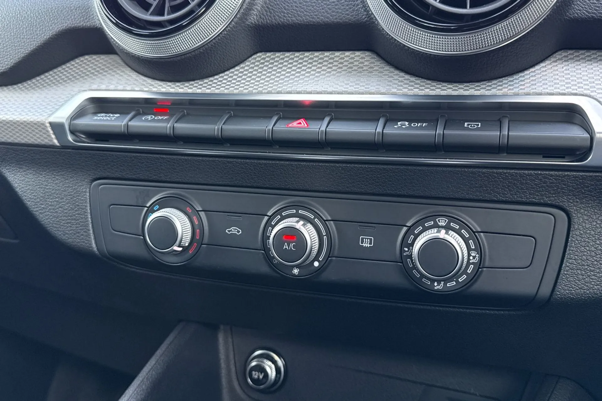 Audi Q2 thumbnail image number 15