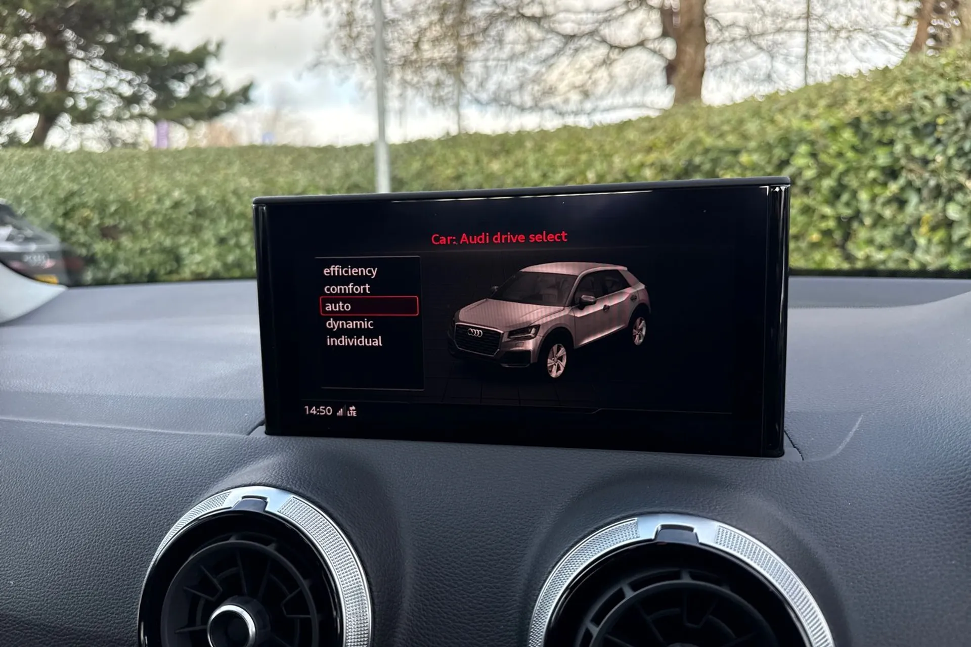 Audi Q2 thumbnail image number 25