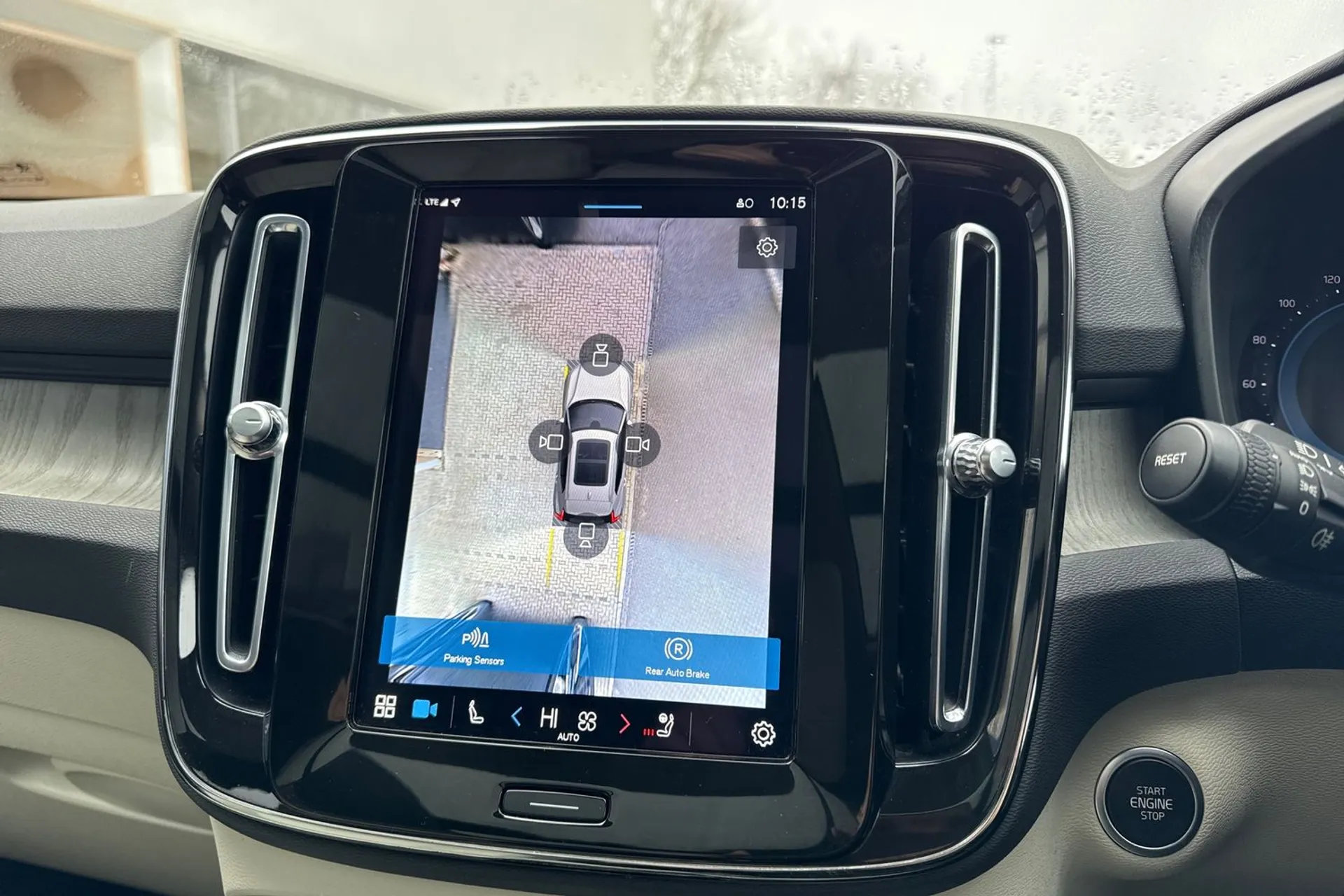 Volvo XC40 thumbnail image number 4