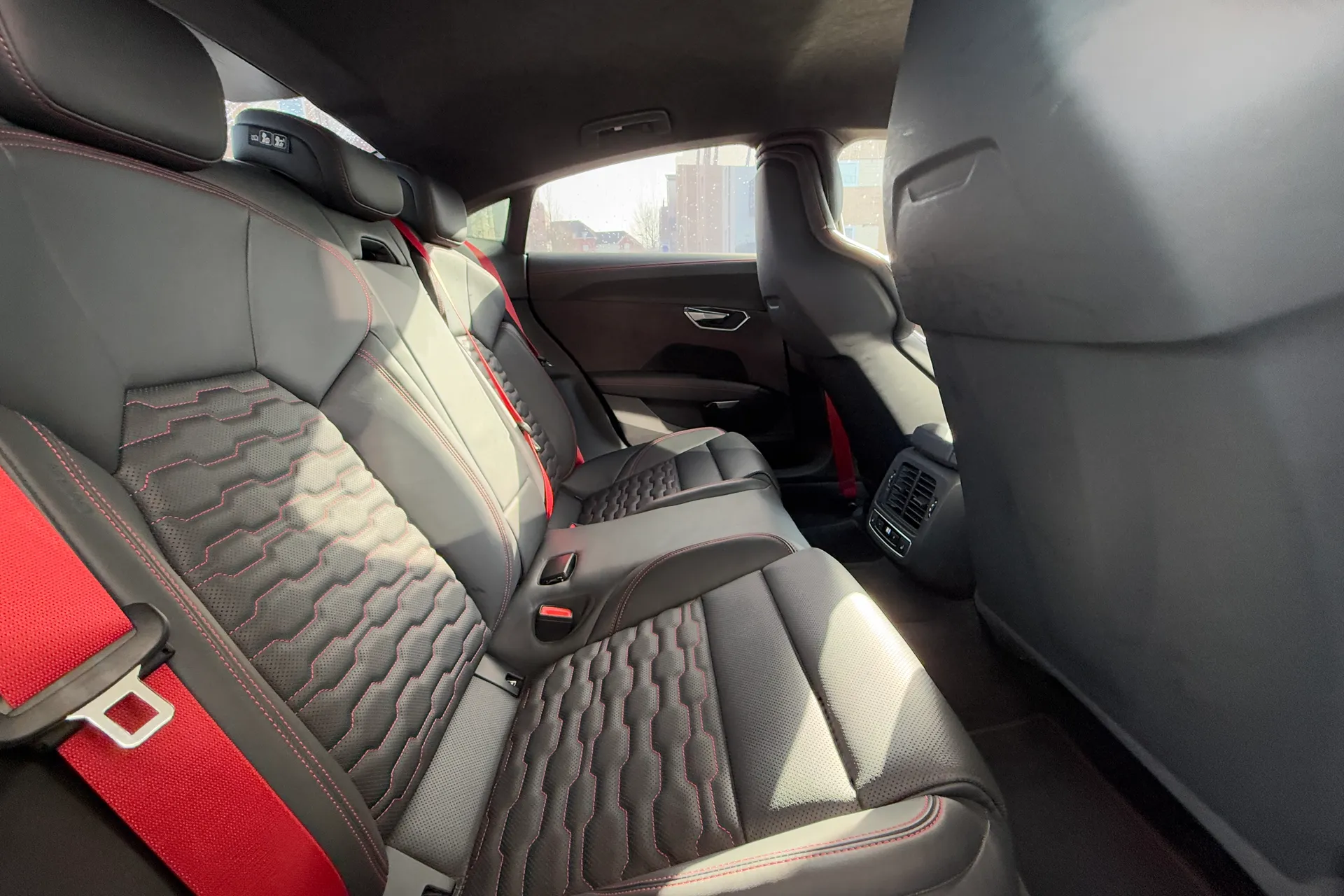 Audi RS e-tron GT thumbnail image number 18