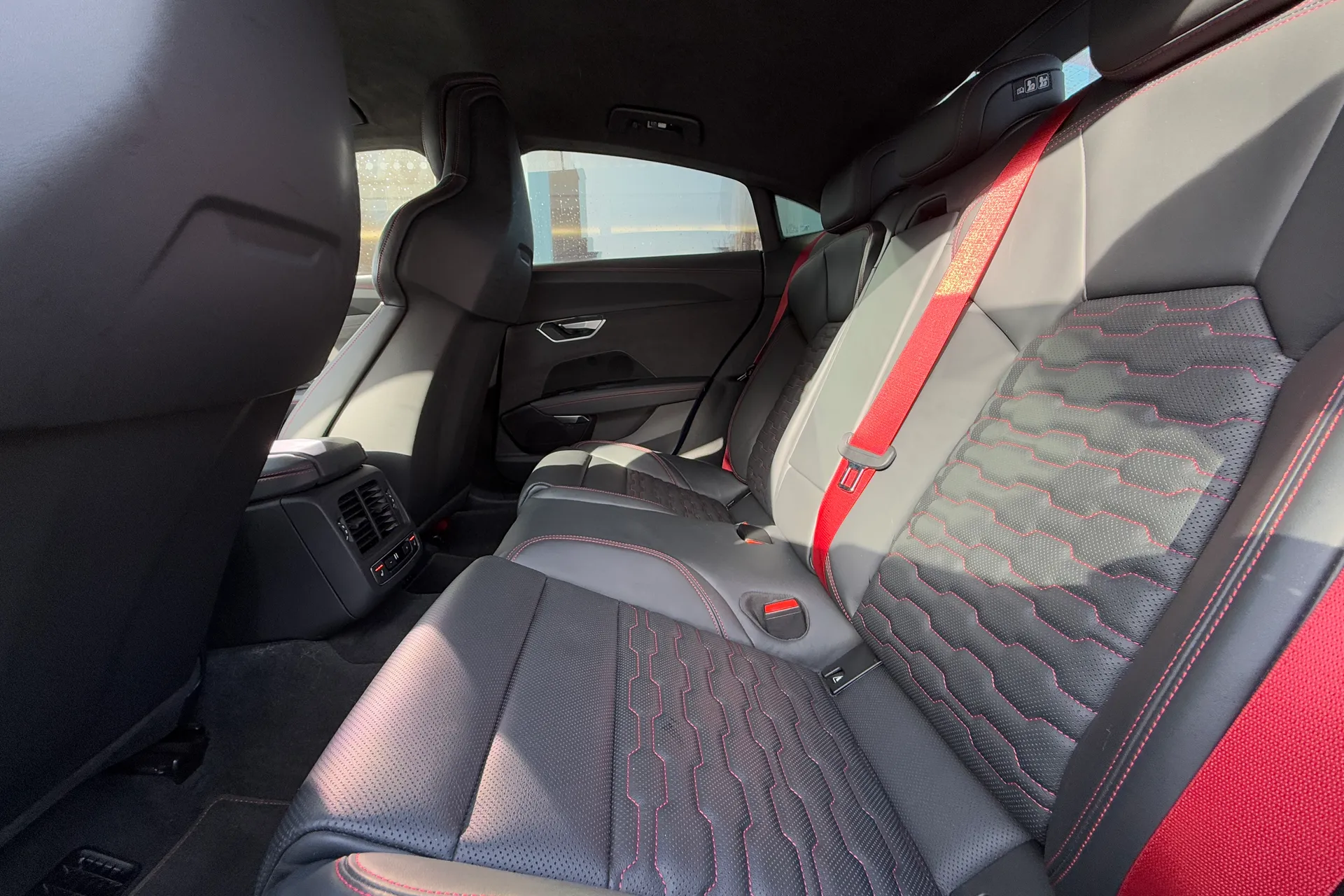 Audi RS e-tron GT thumbnail image number 28