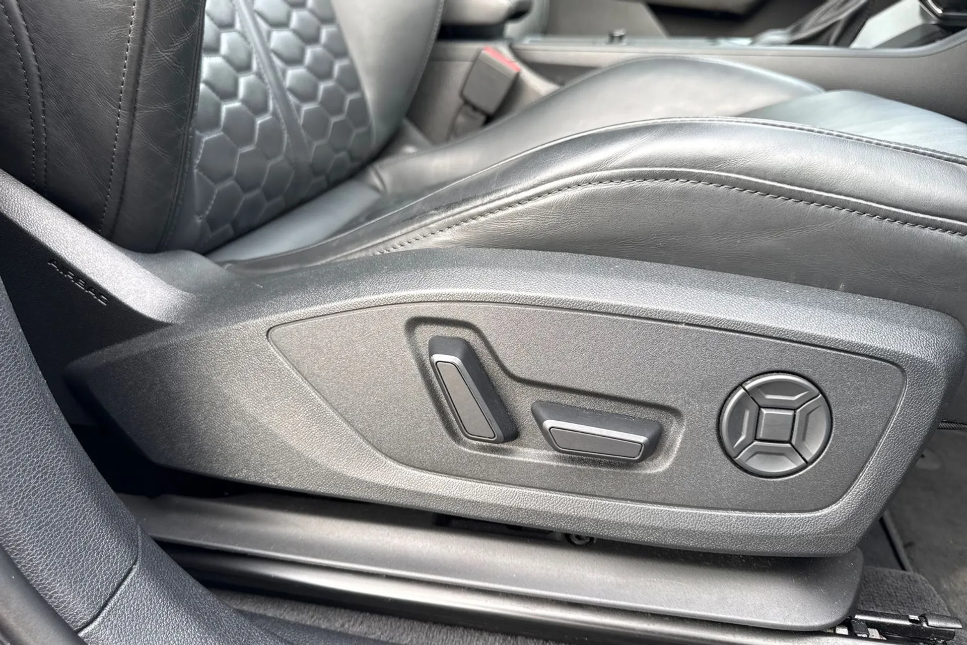 Audi RS Q3 thumbnail image number 32