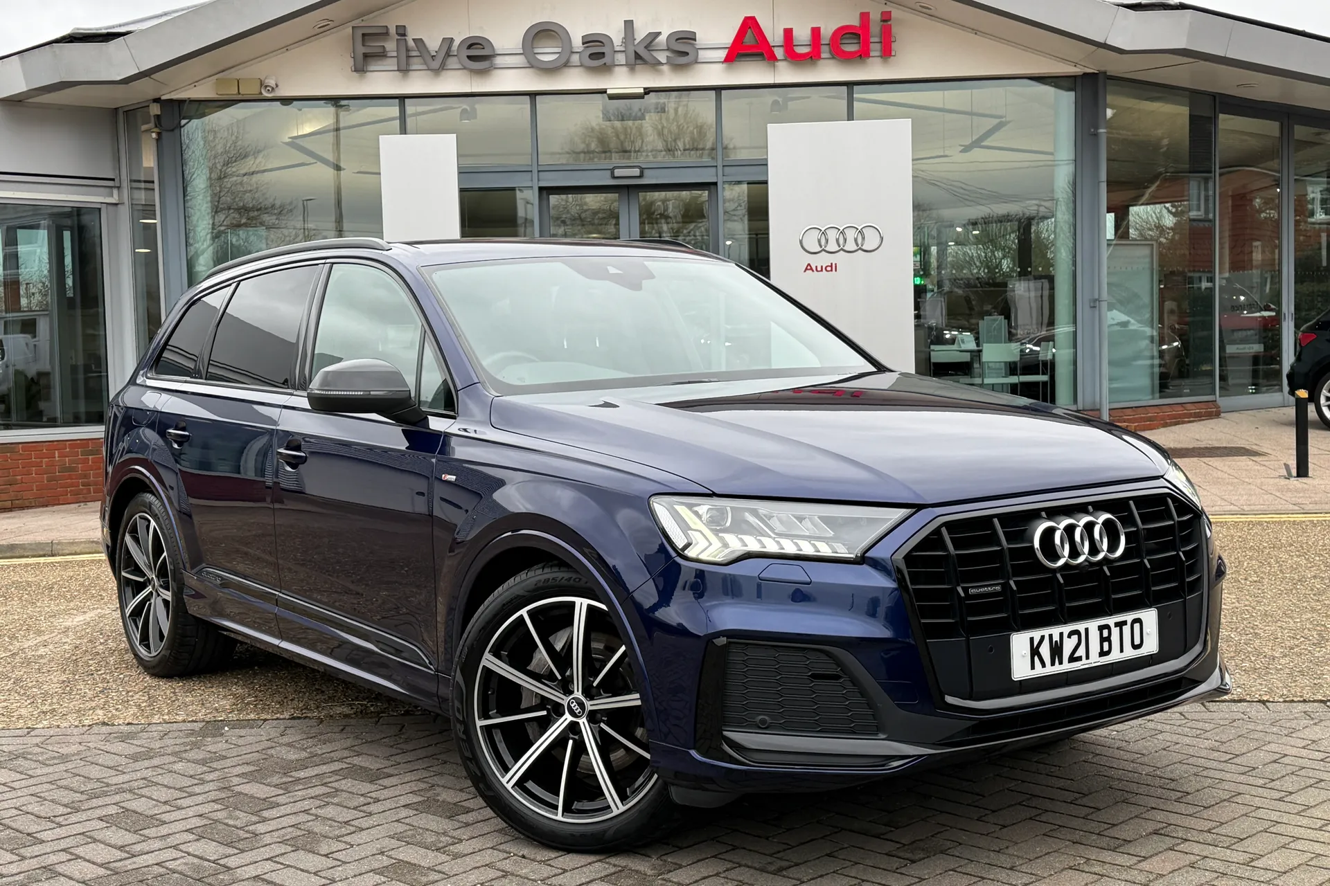 Audi Q7 focused image