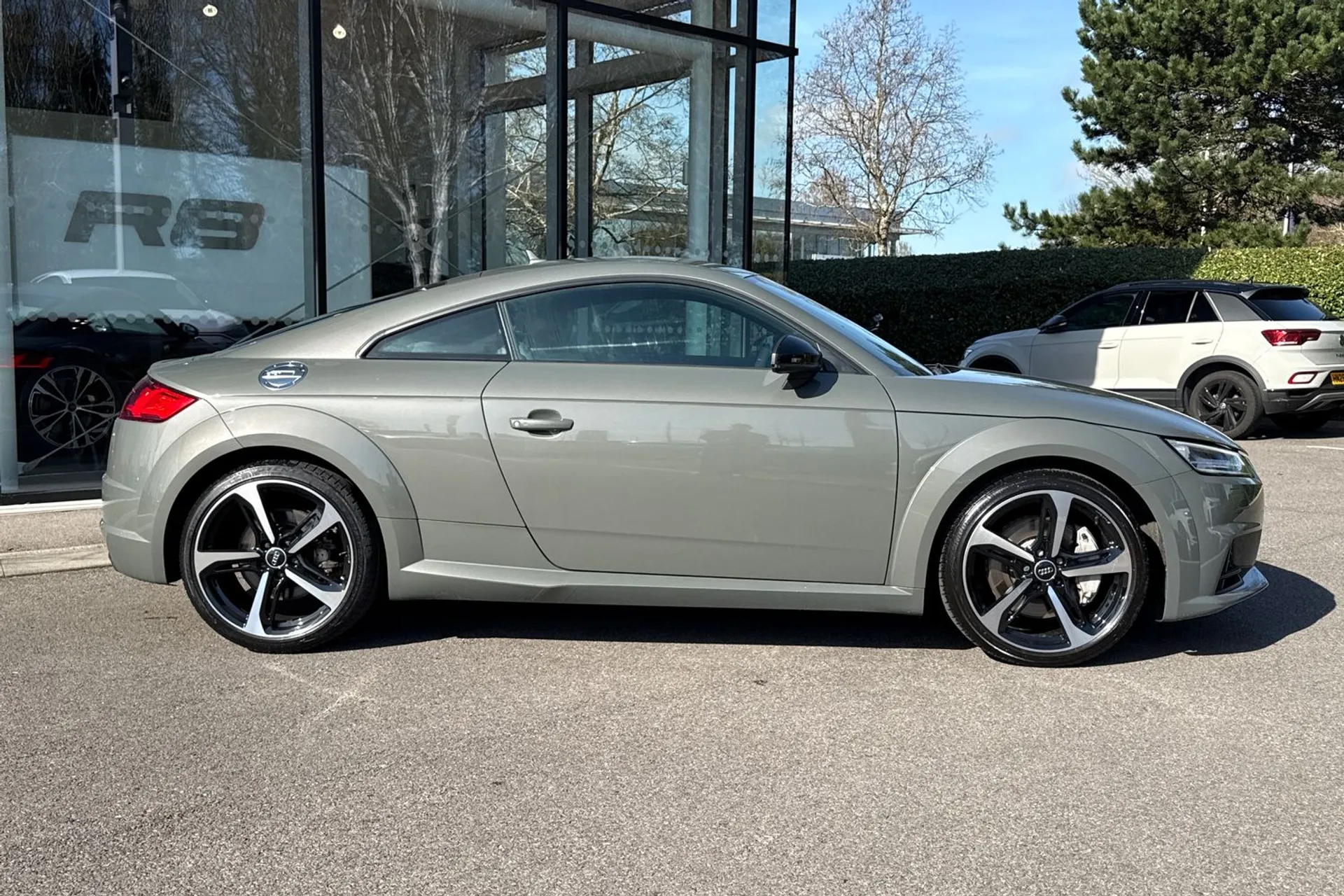 Audi TT thumbnail image number 2