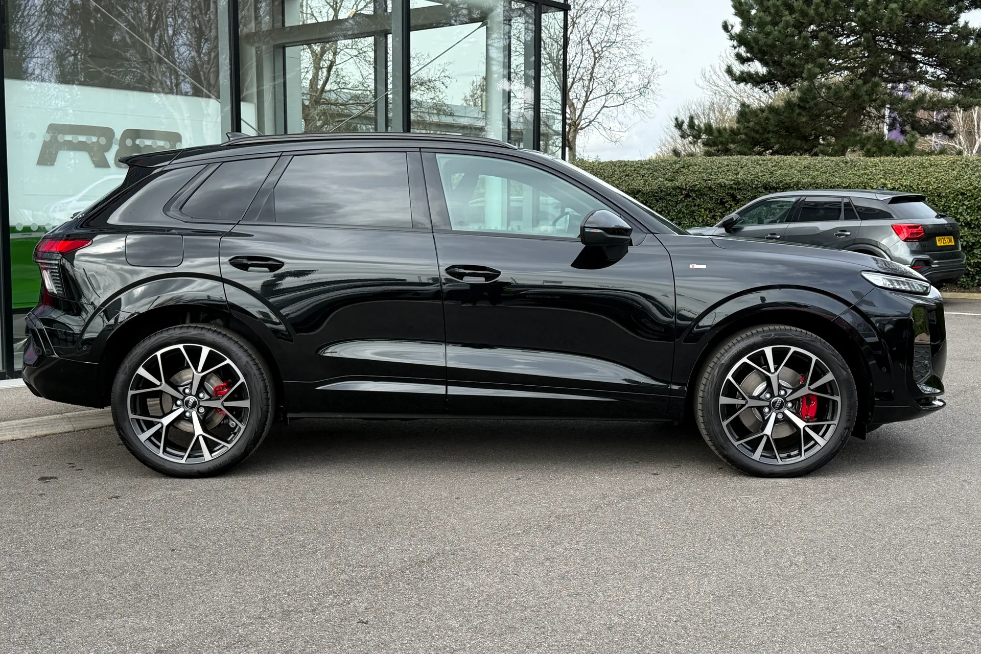 Audi Q3 thumbnail image number 2