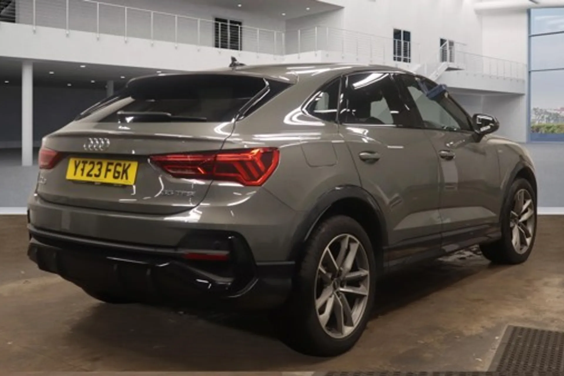 Audi Q3 thumbnail image number 7